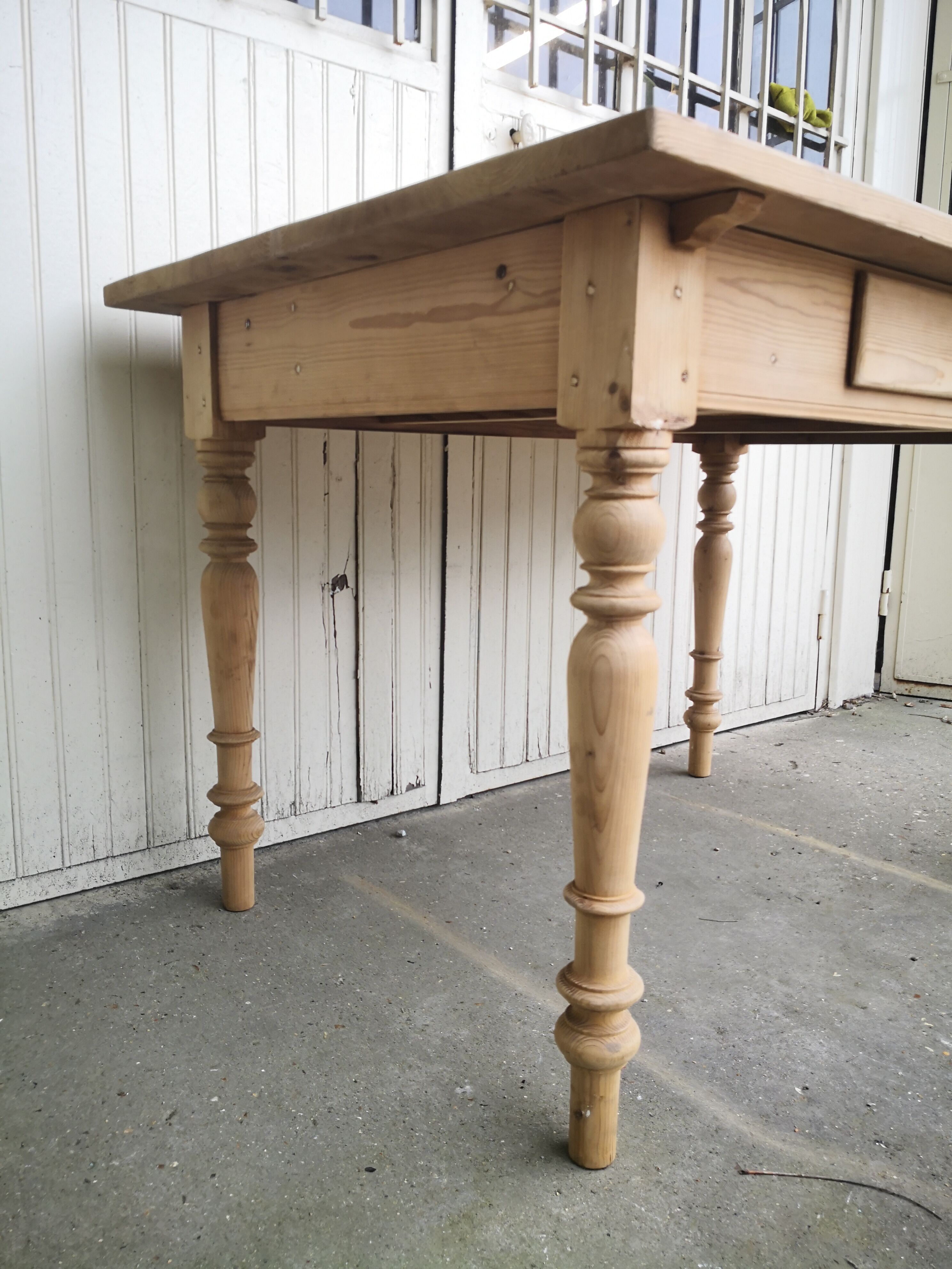 wooden dining table, vintage, turned legs, firm table style