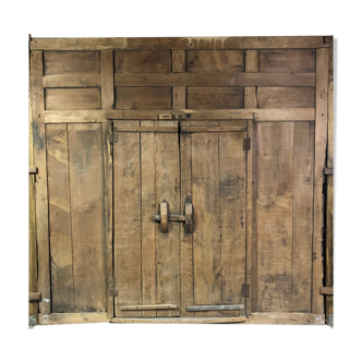 Ancienne porte en bois avec son encadrement