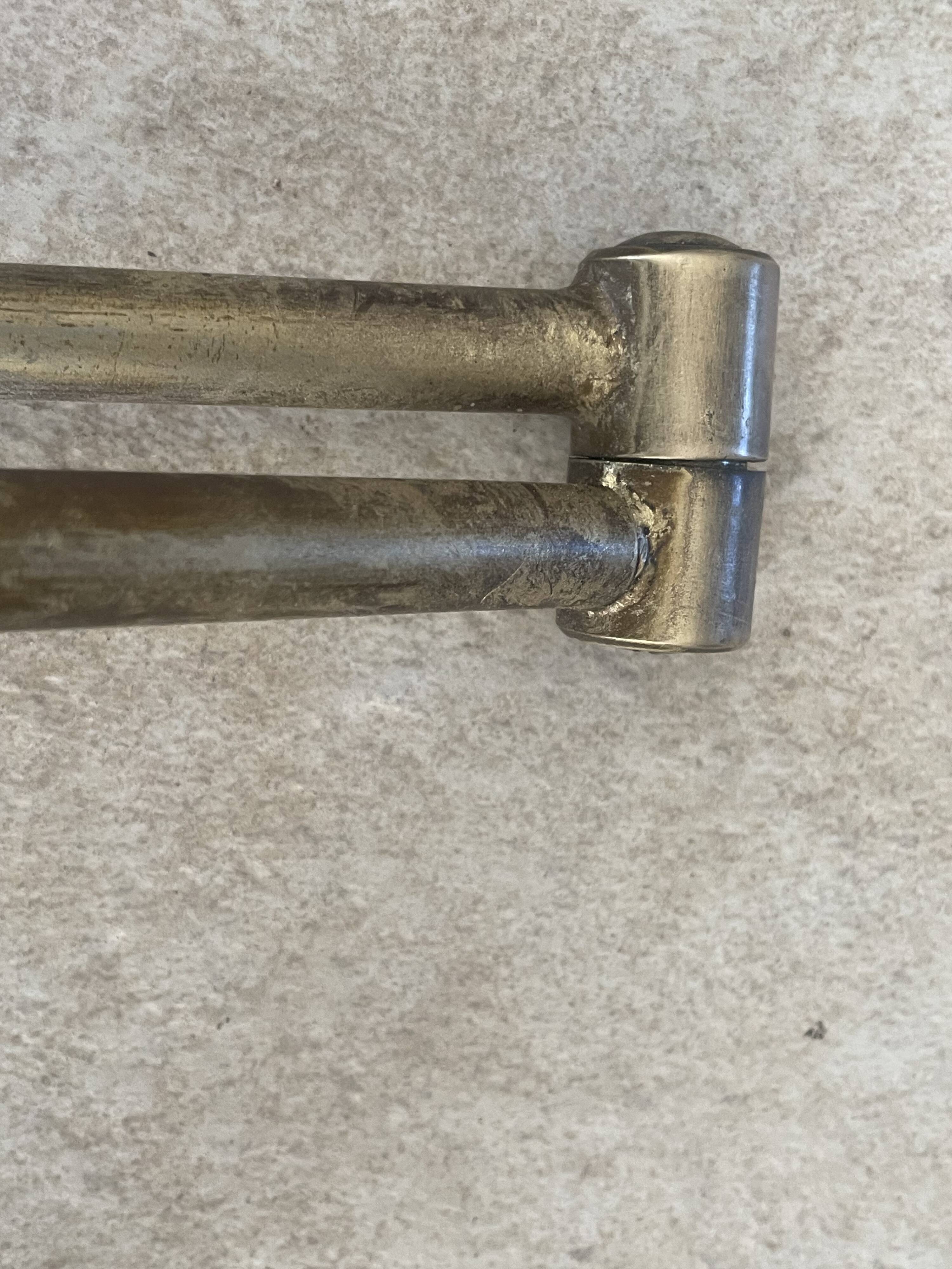 Adjustable wall light in brass and gold metal.