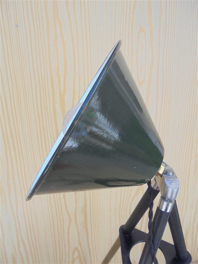 Tripod lamp with adjustable height