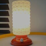 Vintage tafellamp met oranje kunststof voet en glazen kapje uit de jaren 60