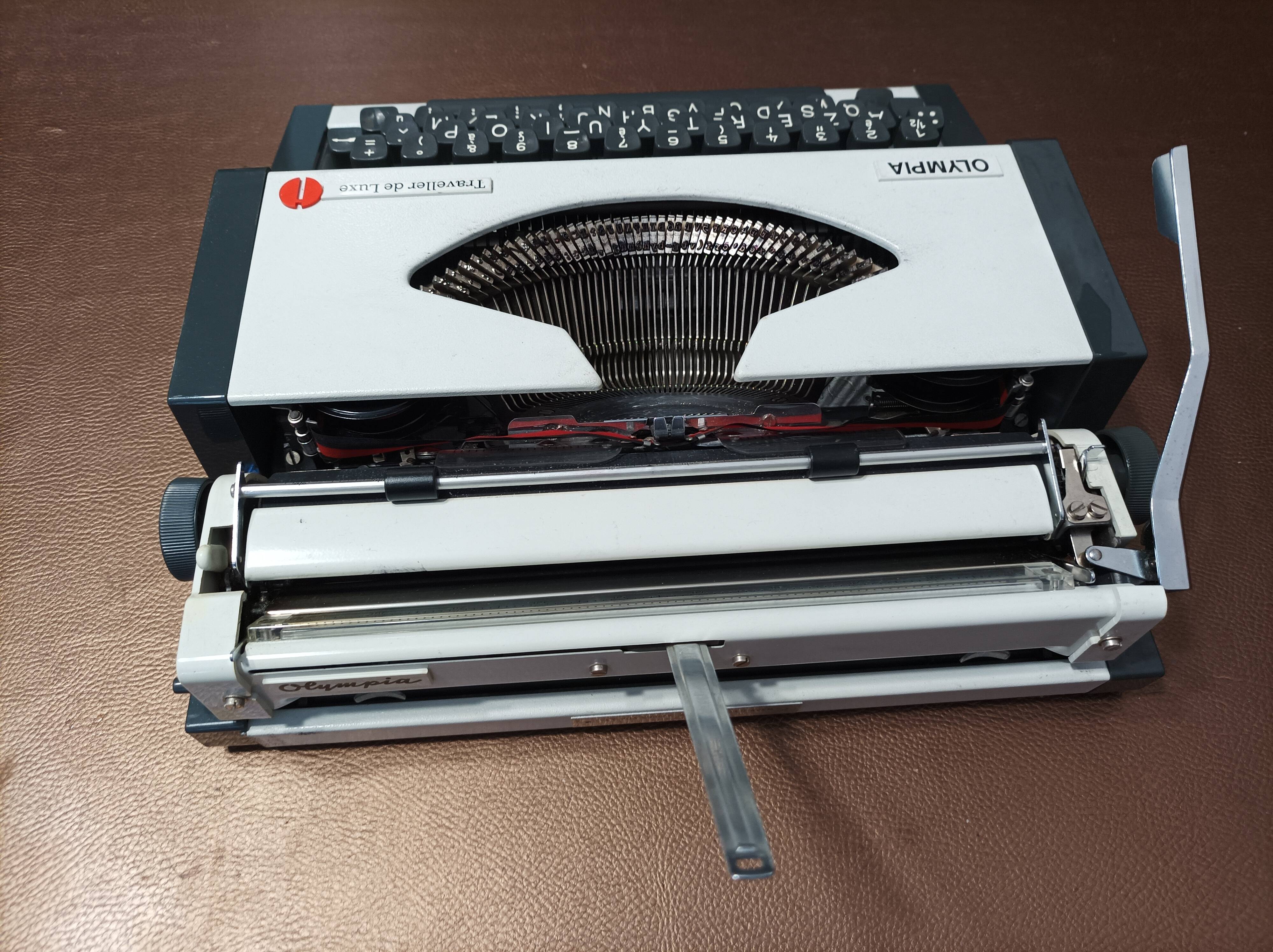 Olympia Traveler de Luxe white typewriter