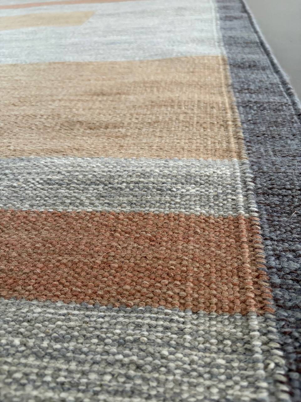 Handwoven wool rollakan rug design 'Wadden' reversible