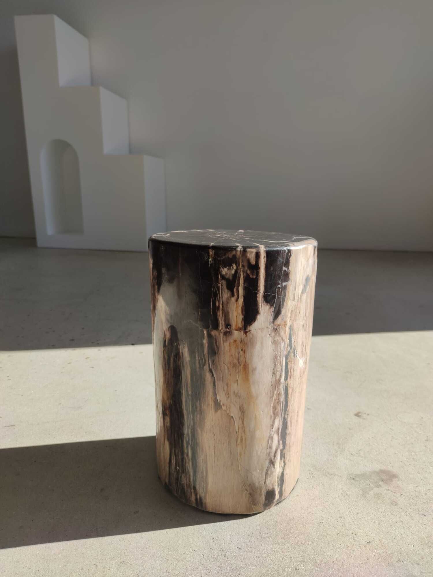 Table d'appoint en bois pétrifié noir et blanc - H:40,5cm D:25cm