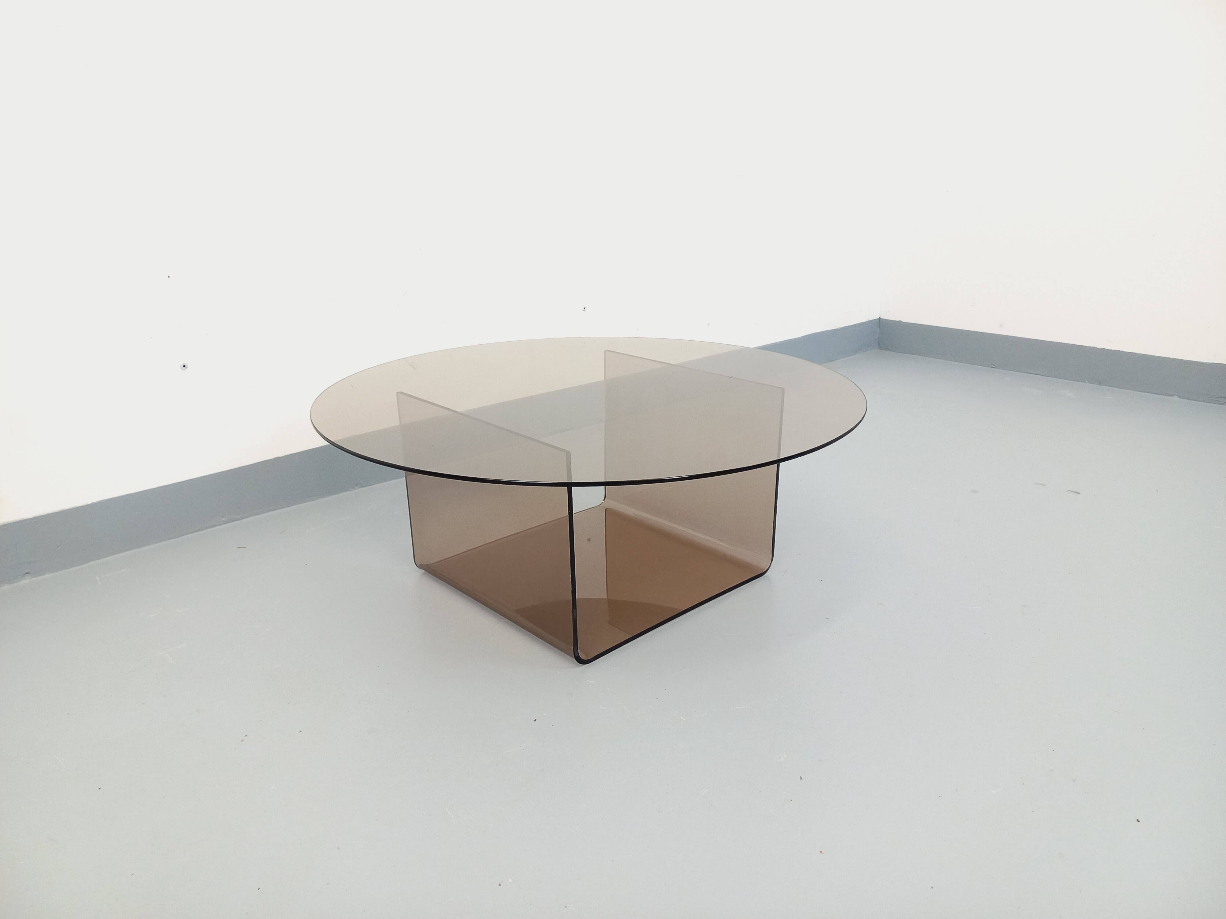 Vintage round coffee table in glass and plexiglass, Space Age style from the 70s.