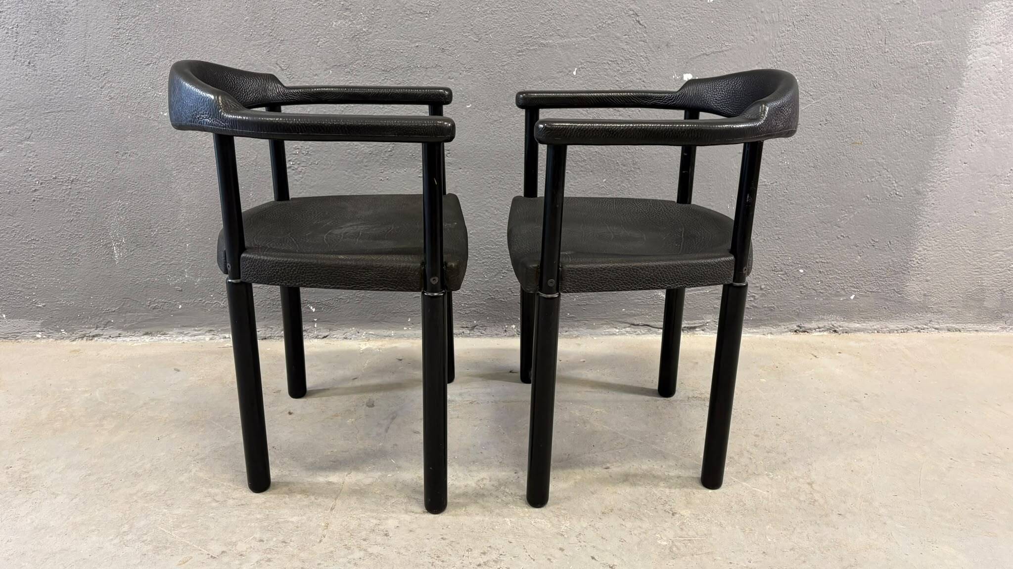 Paire de fauteuils postmodernes noirs, en plastique moulé, années 1980, Europe