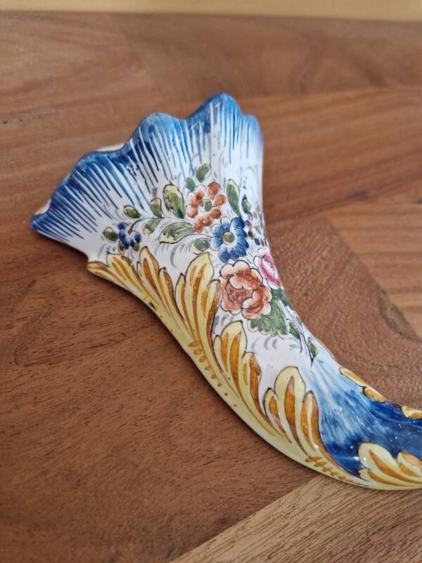 Wall-mounted bouquet holder in Nevers faience - By Amand Hiver