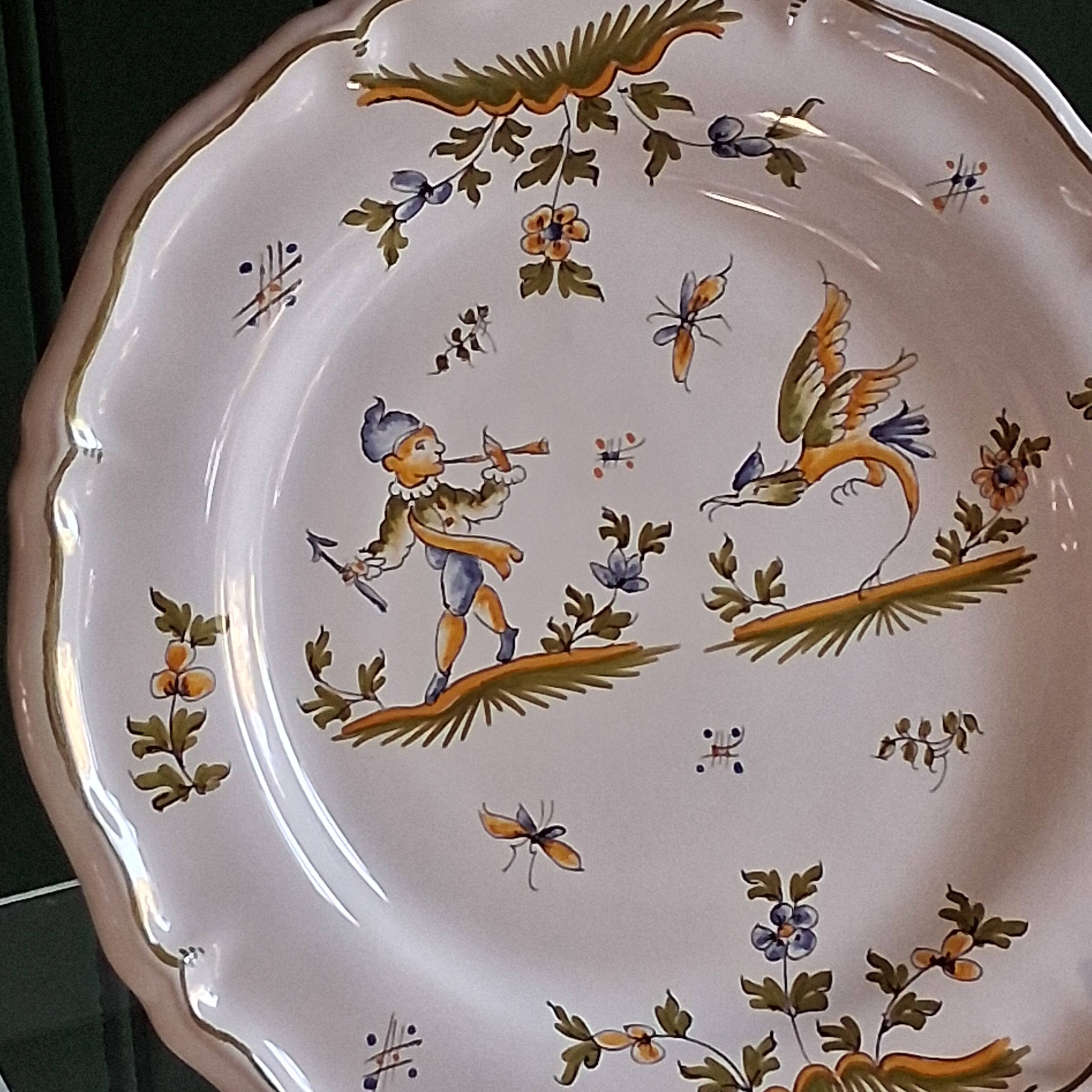 Moustiers scalloped plate in very good condition.