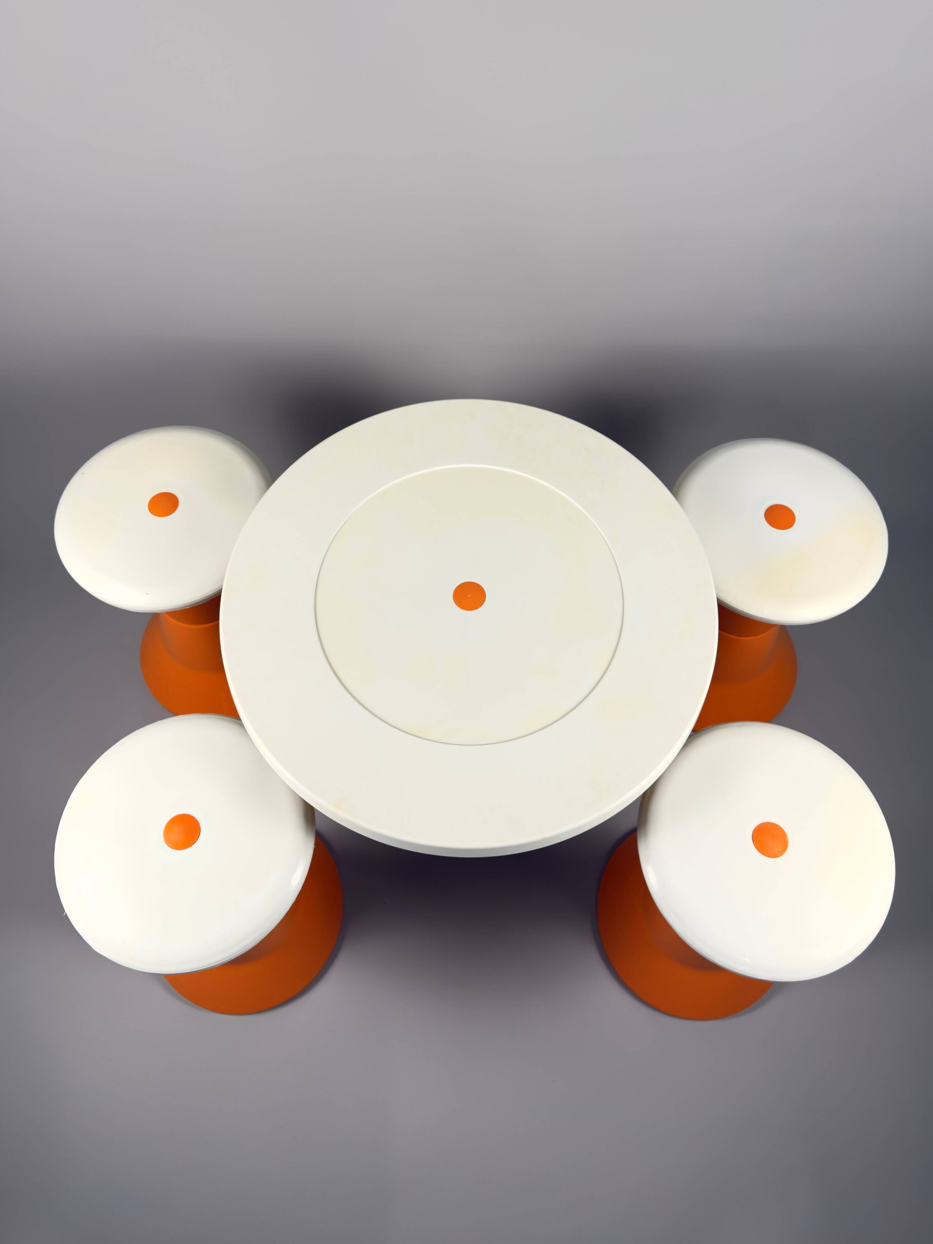 Ensemble tabourets et table Space Age – Plastique orange et blanc, style italien vintage