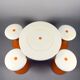 Ensemble de tabourets et table Space Age – Plastique orange et blanc, style italien vintage.