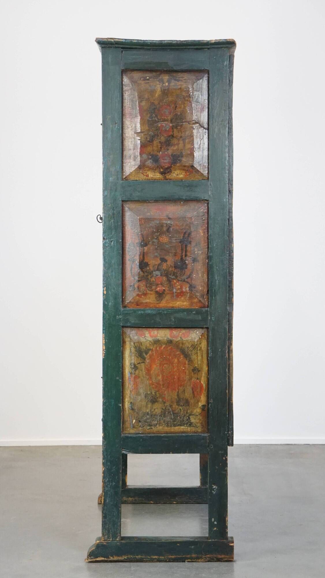 Armoire, buffet espagnol en bois vert et peintures Art populaire, XVIIIe siècle