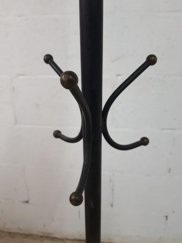 Porte-manteau noir vintage avec accent doré