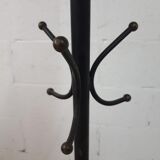 Porte-manteau noir vintage avec accent doré