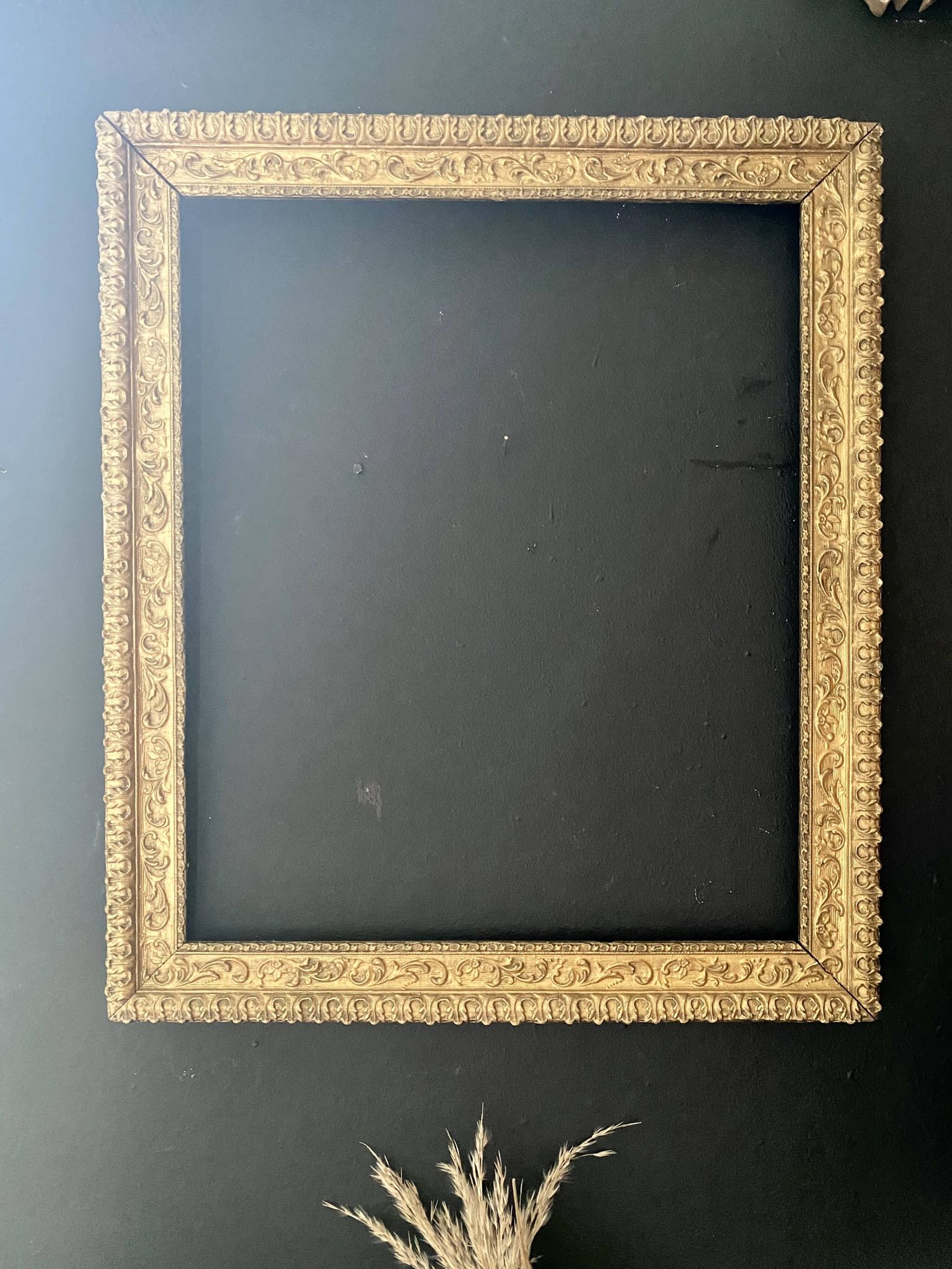 Wooden frame and gilded and carved stucco of the nineteenth century