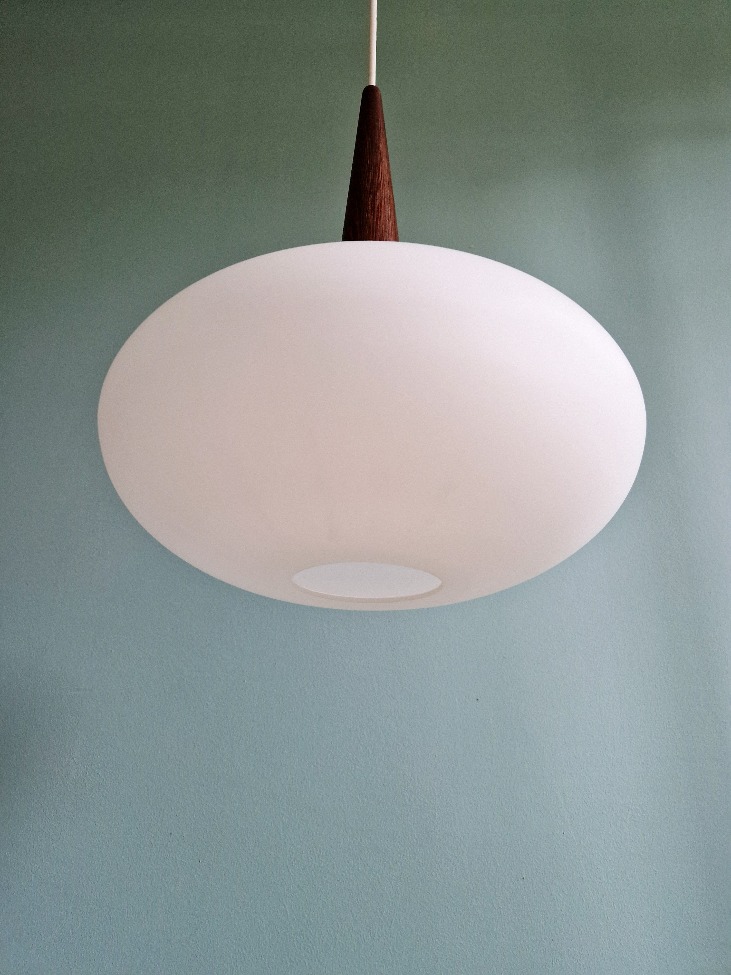 Scandinavian pendant light in teak and white opaline, Louis Kalff, Philips, 1960.