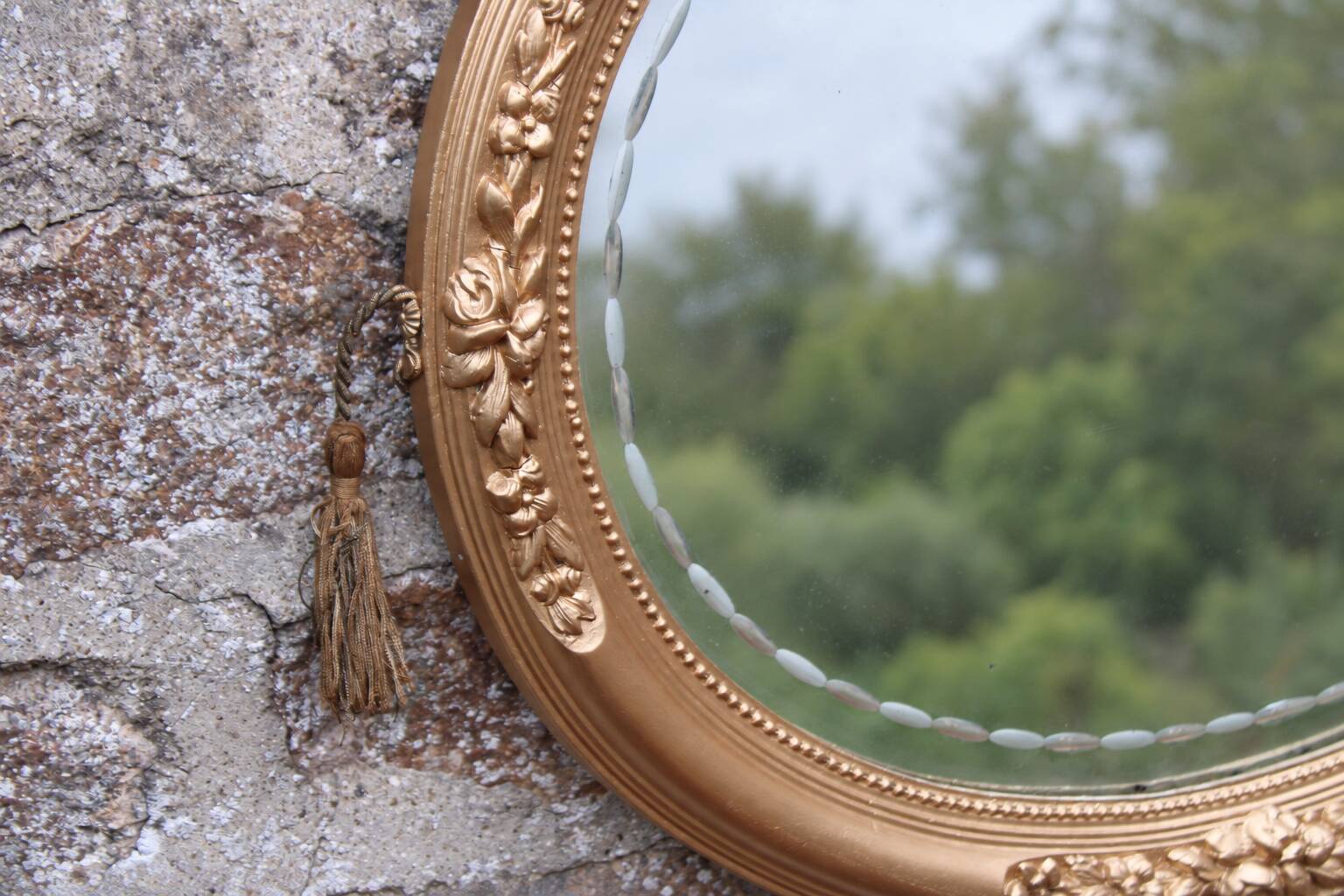 Miroir ovale vintage doré à décor floral et verre biseauté – 58 × 48 cm