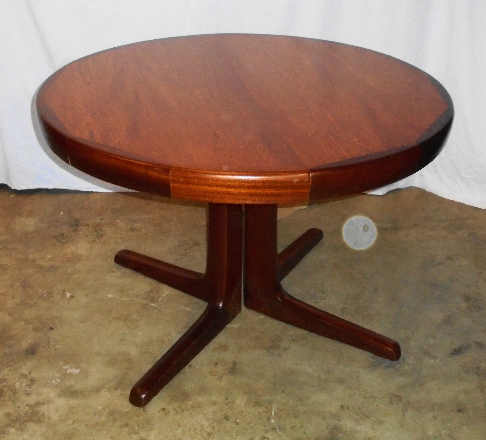 Round dining table with 2 70s extensions