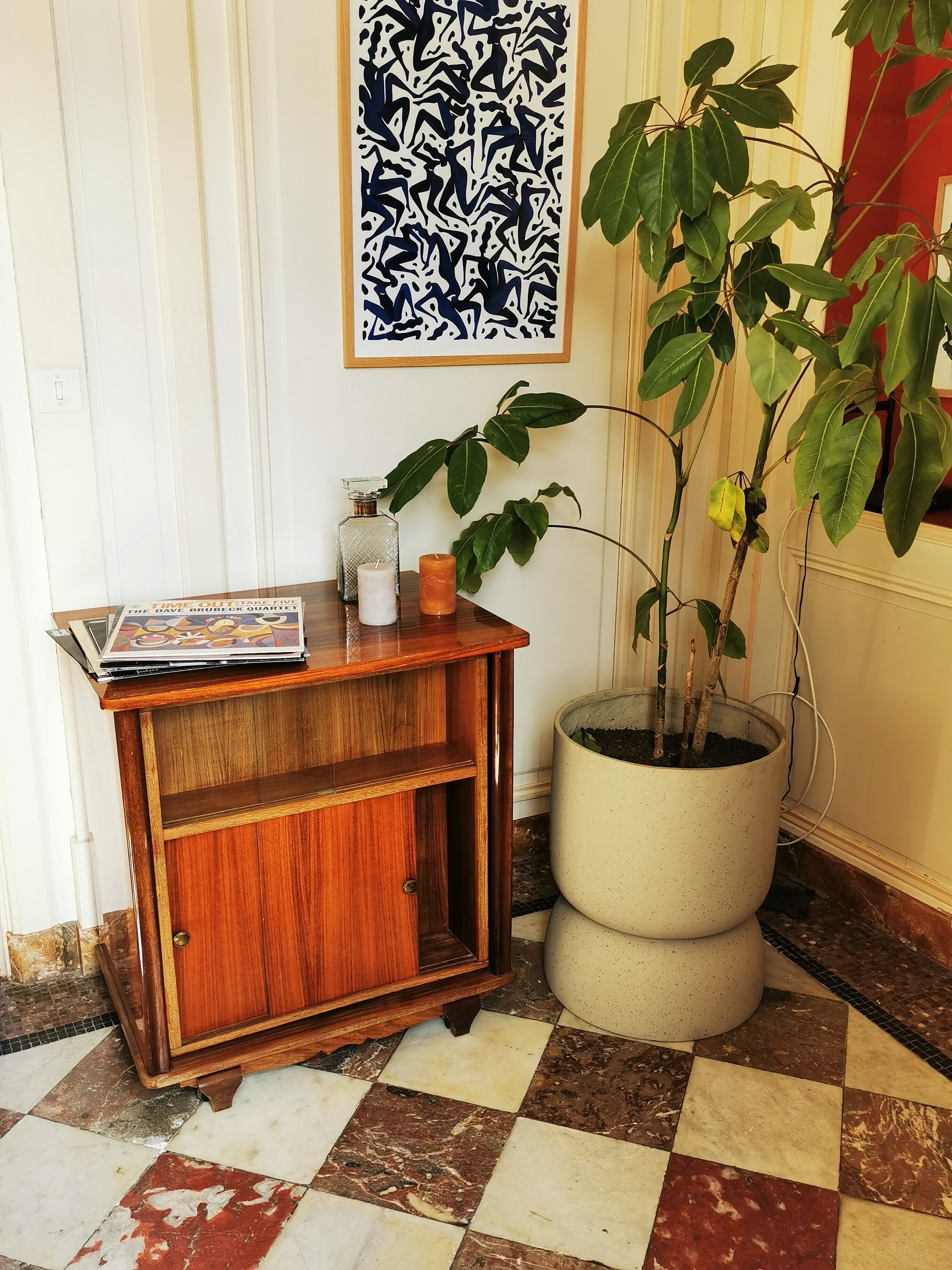 Furniture bar pivotant