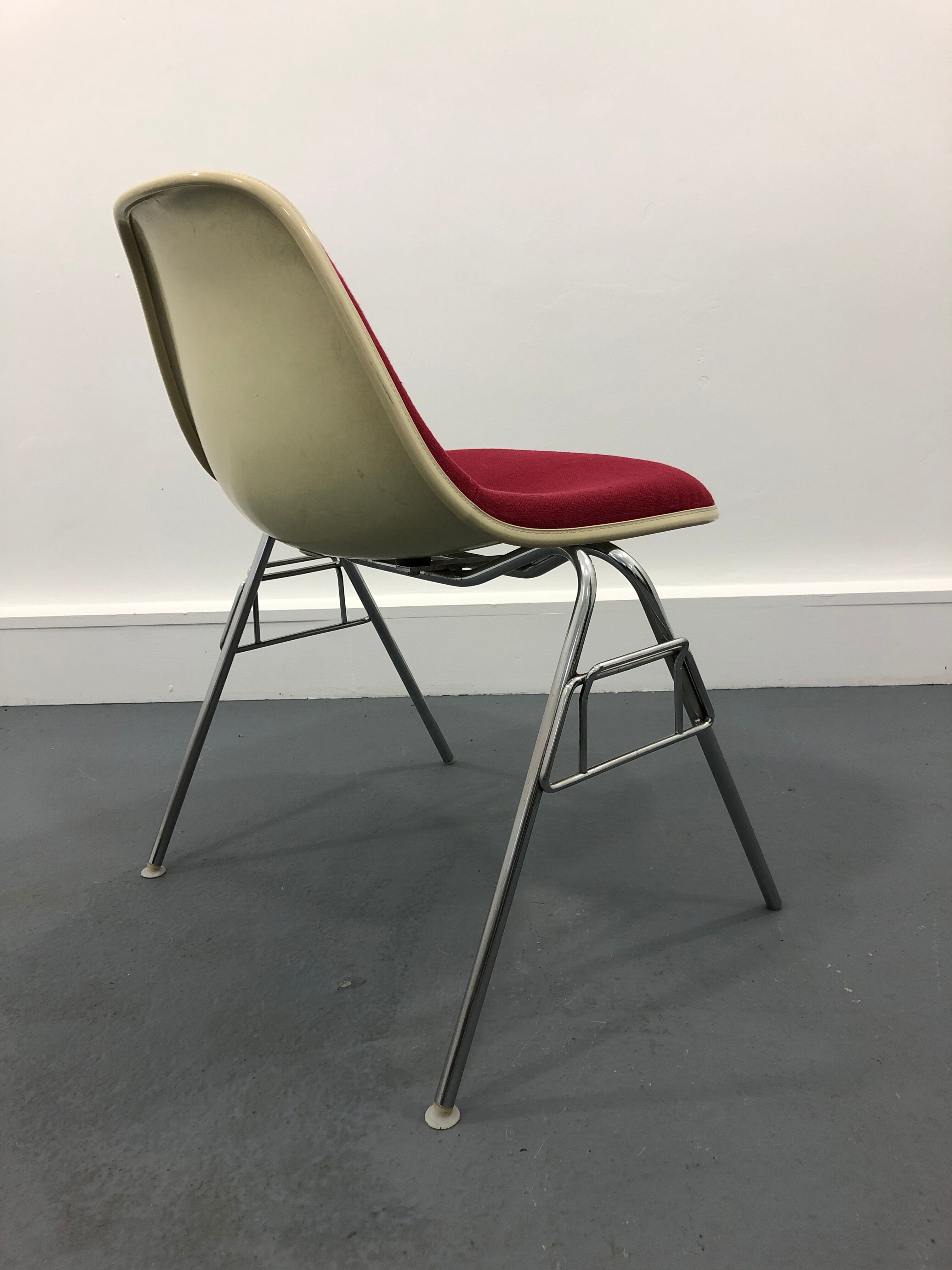 Chaise en fibre de verre par Charles & Ray Eames pour Vitra, années 1960