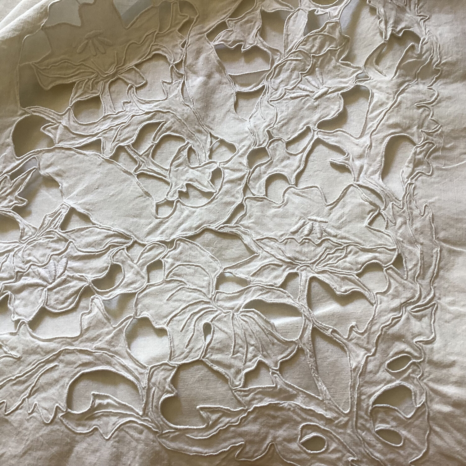 Ancien drap brodé monogramme CA