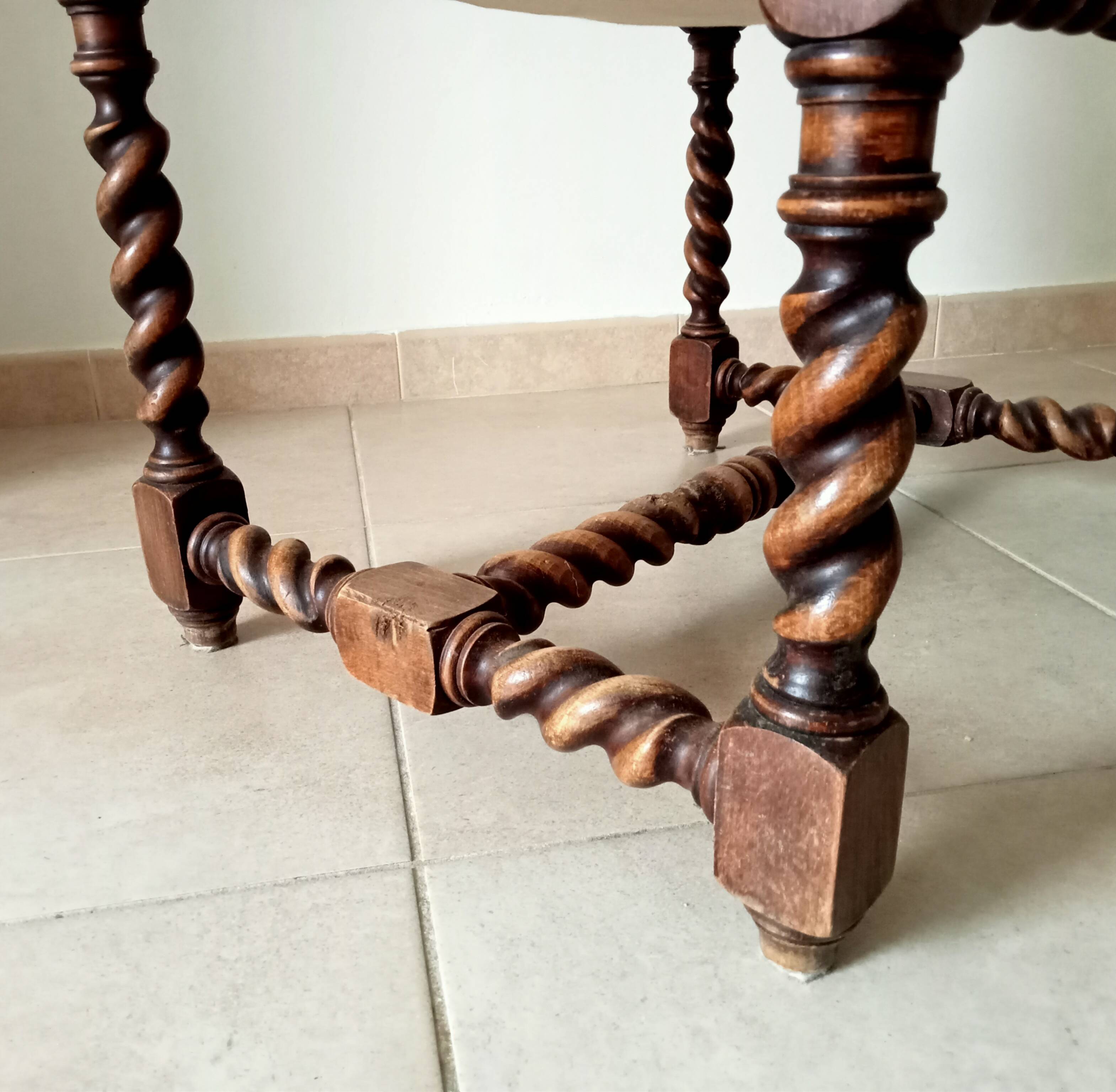 Ancien fauteuil "caqueteuse" de style Louis XIII