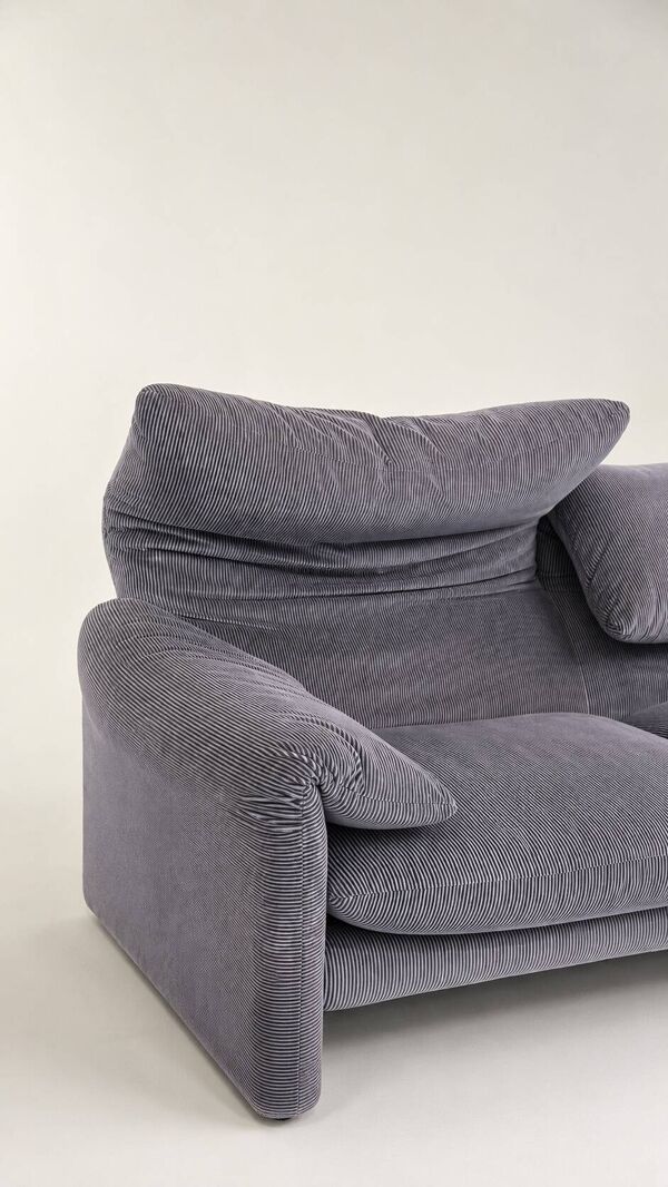 Canapé 2 places Maralunga bleu violet par Vico Magistretti, édition Cassina