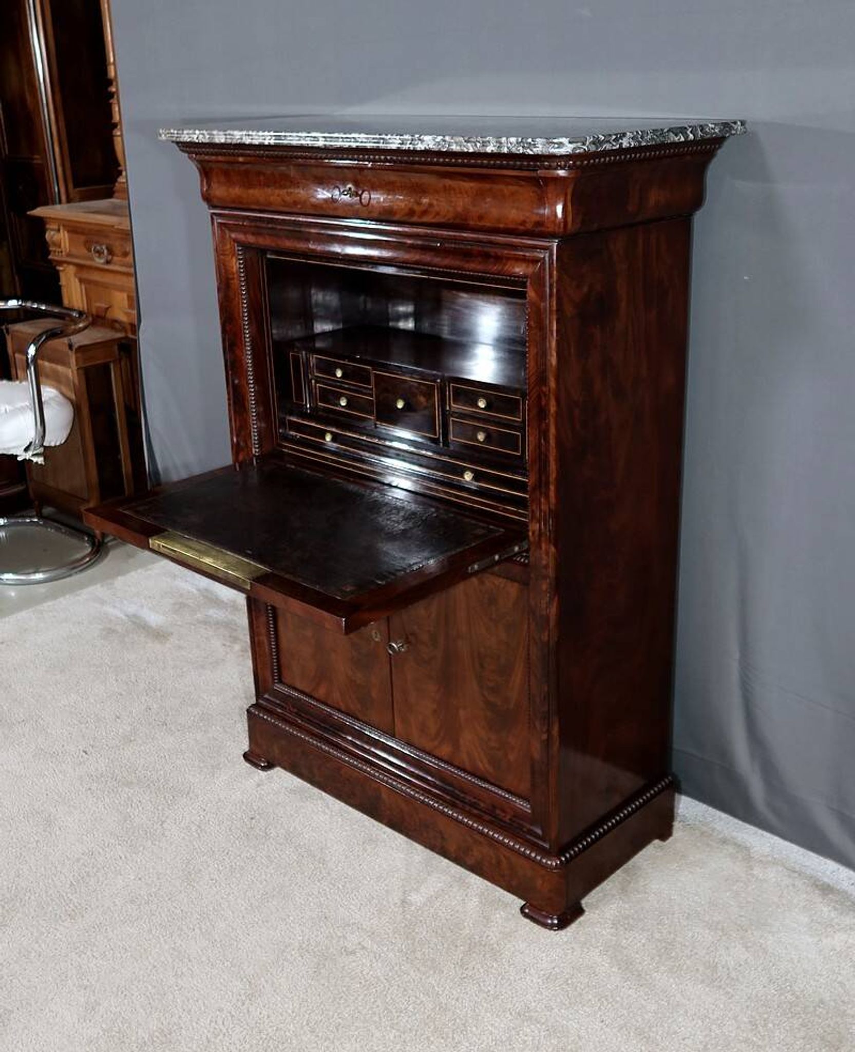 Small Secretary in Burl Mahogany Veneer, Restoration Period – Early 19th Century