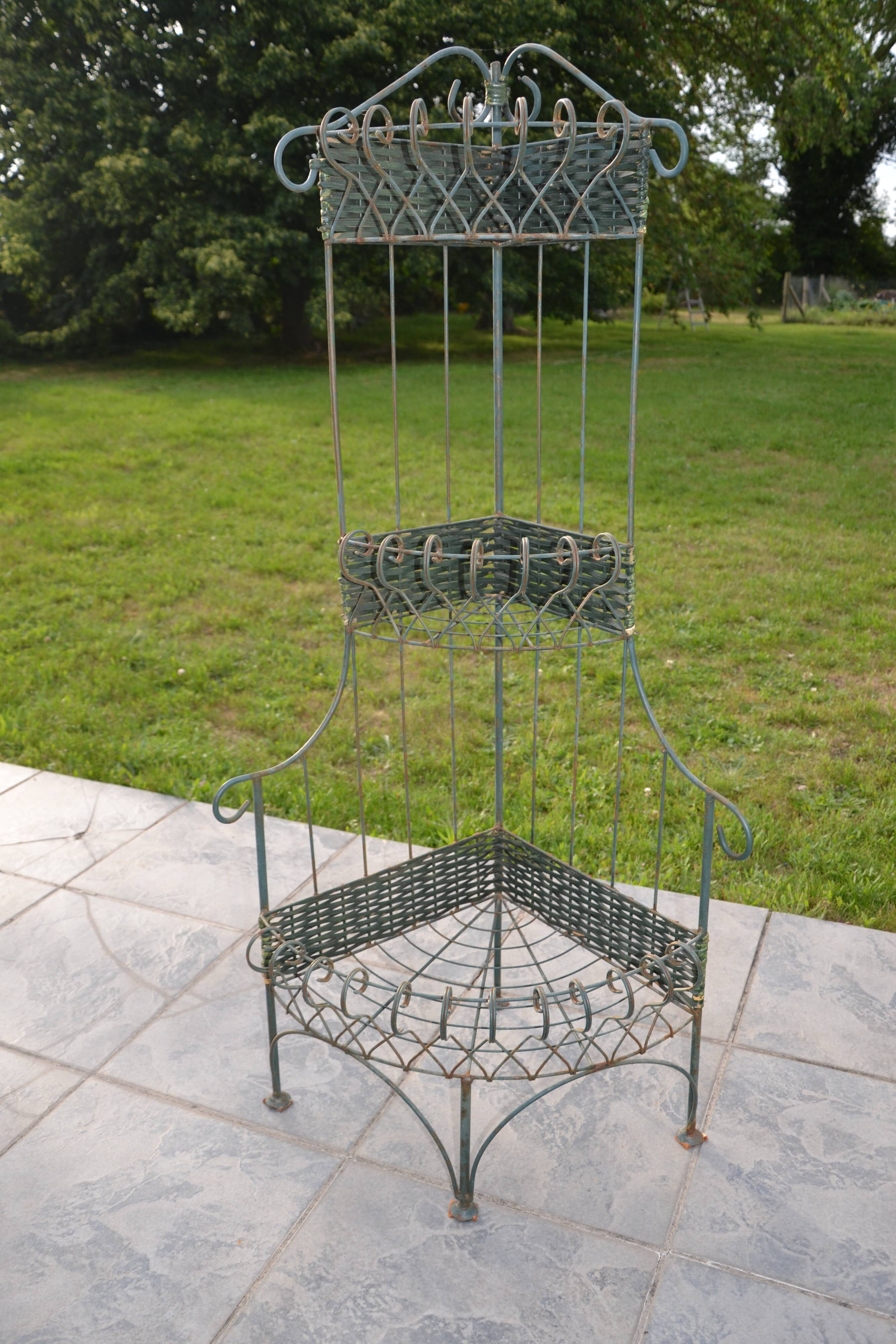 Corner shelf/plant stand in wrought iron and rattan