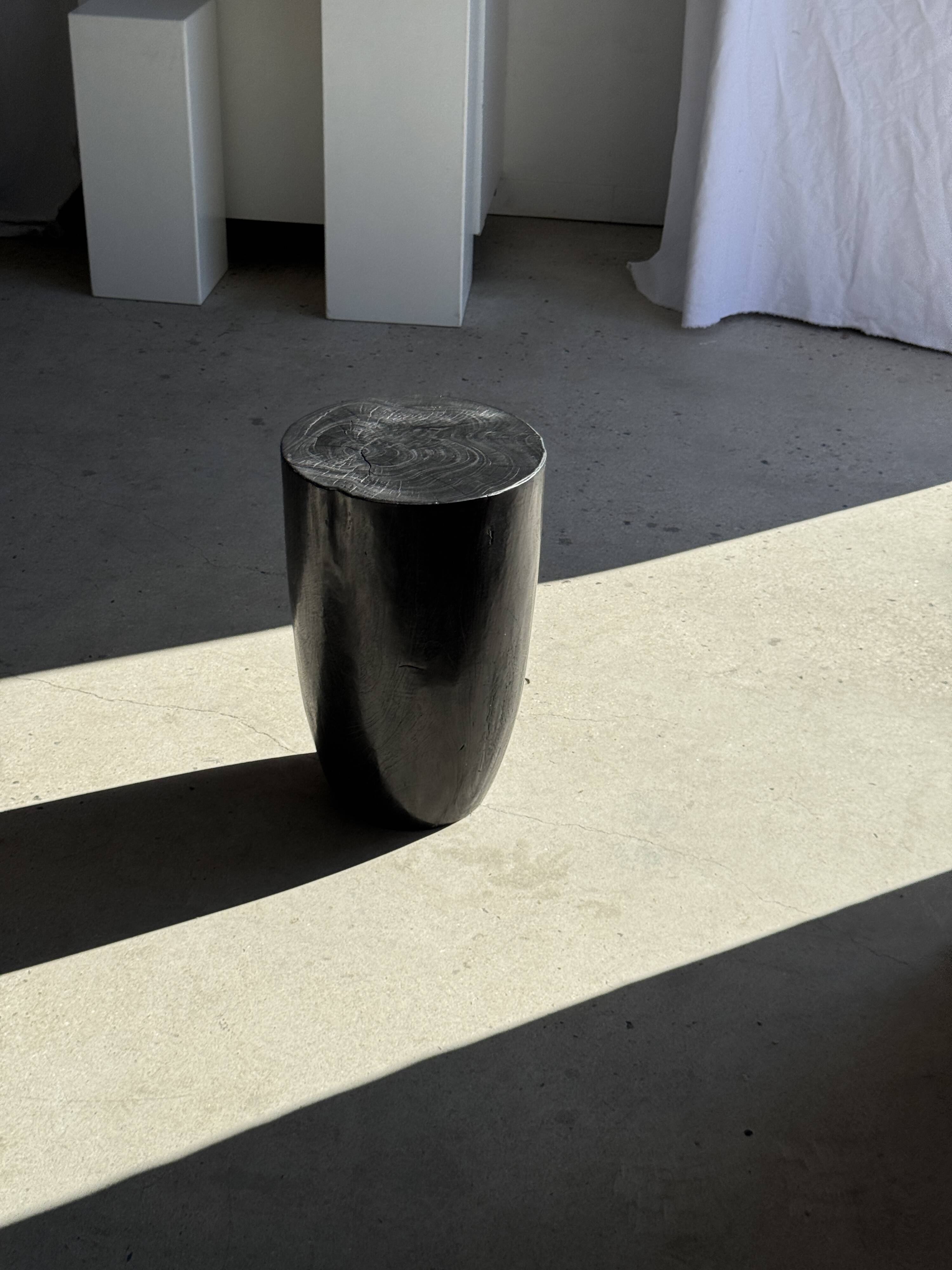 Stool, side table, end table in solid mango wood, cylindrical.