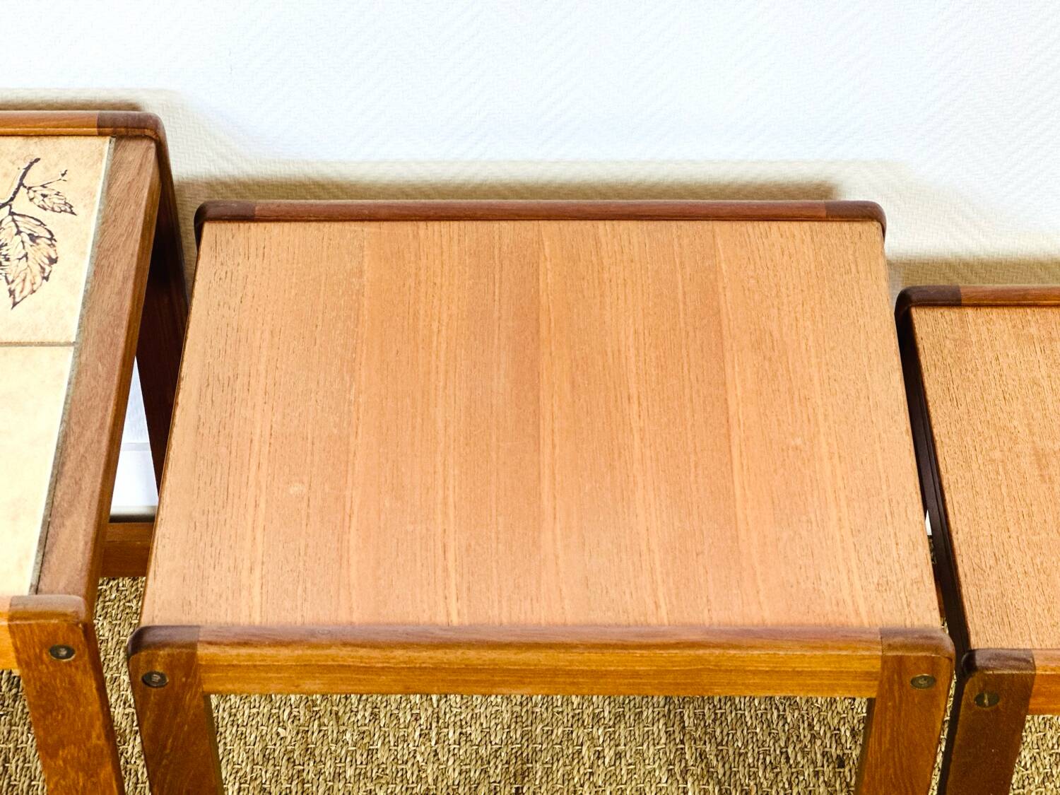 Nest of coffee tables in teak and ceramic