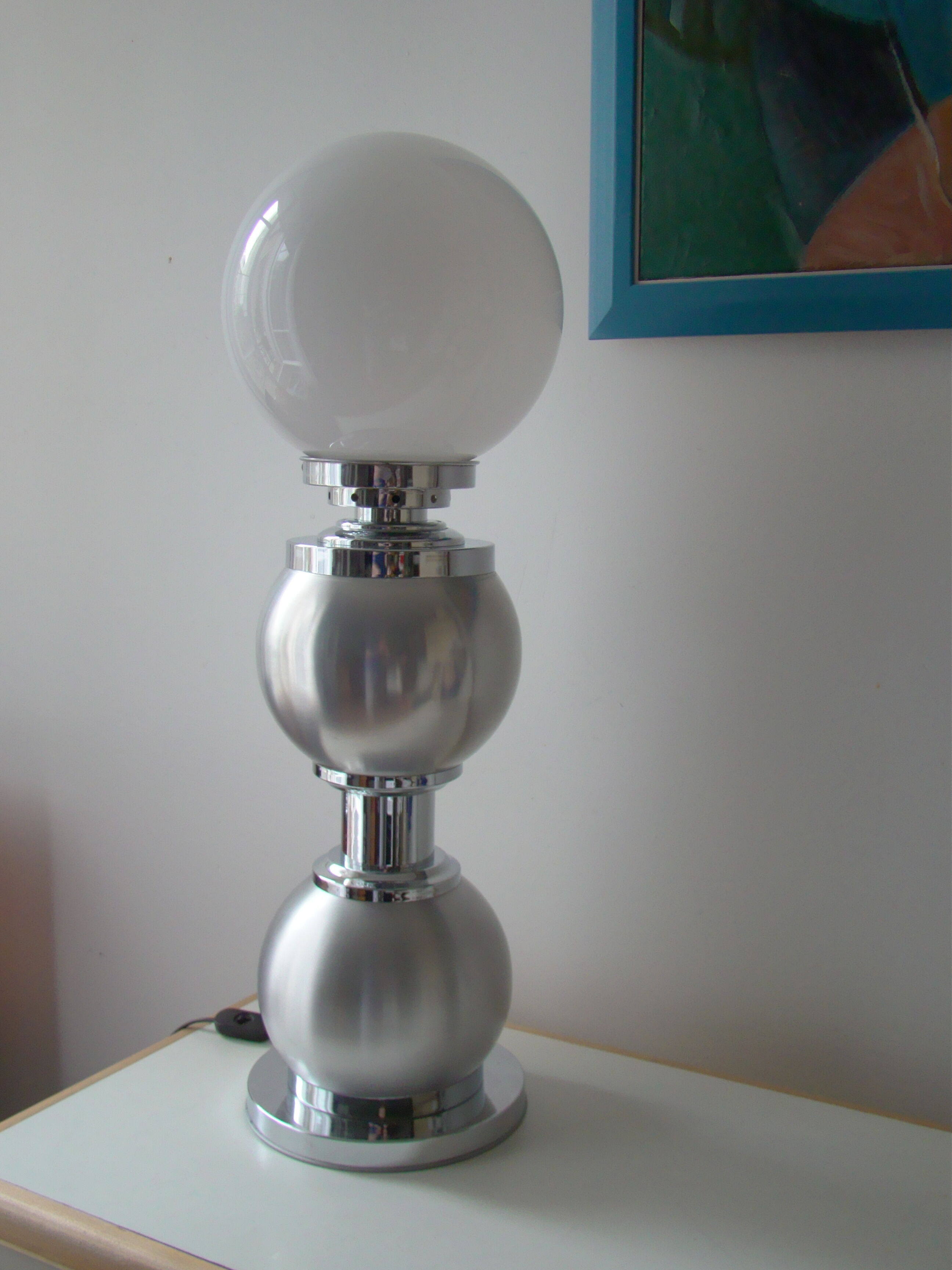 Lampe vintage aluminium et opaline signée
