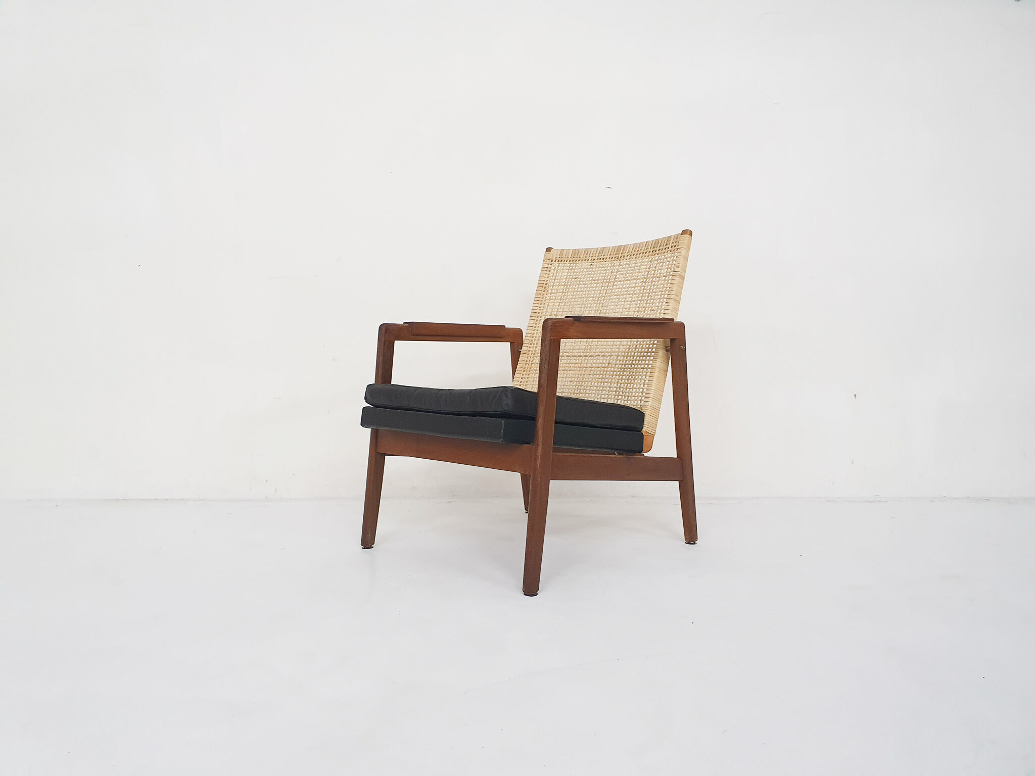 Rattan and leather low-back lounge chair by P.J. Muntendam for Gebr. Jonkers, The Netherlands 1950's