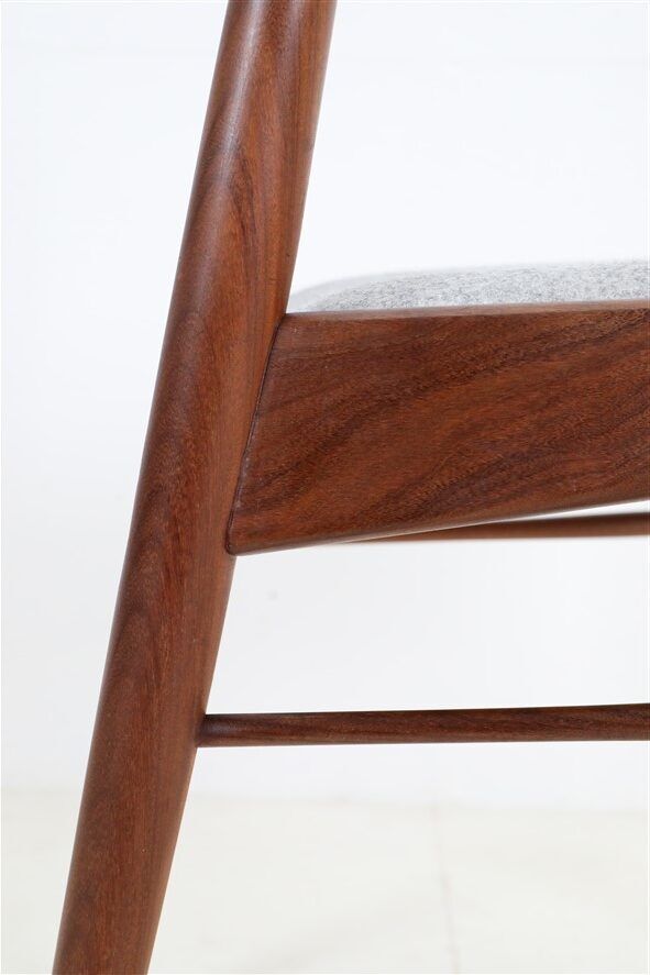 Chaise en teck Ærthøj Jensen & Mølholm entièrement restaurée avec un revêtement en feutre de laine / Design danois moderne du milieu du siècle / Années 1960