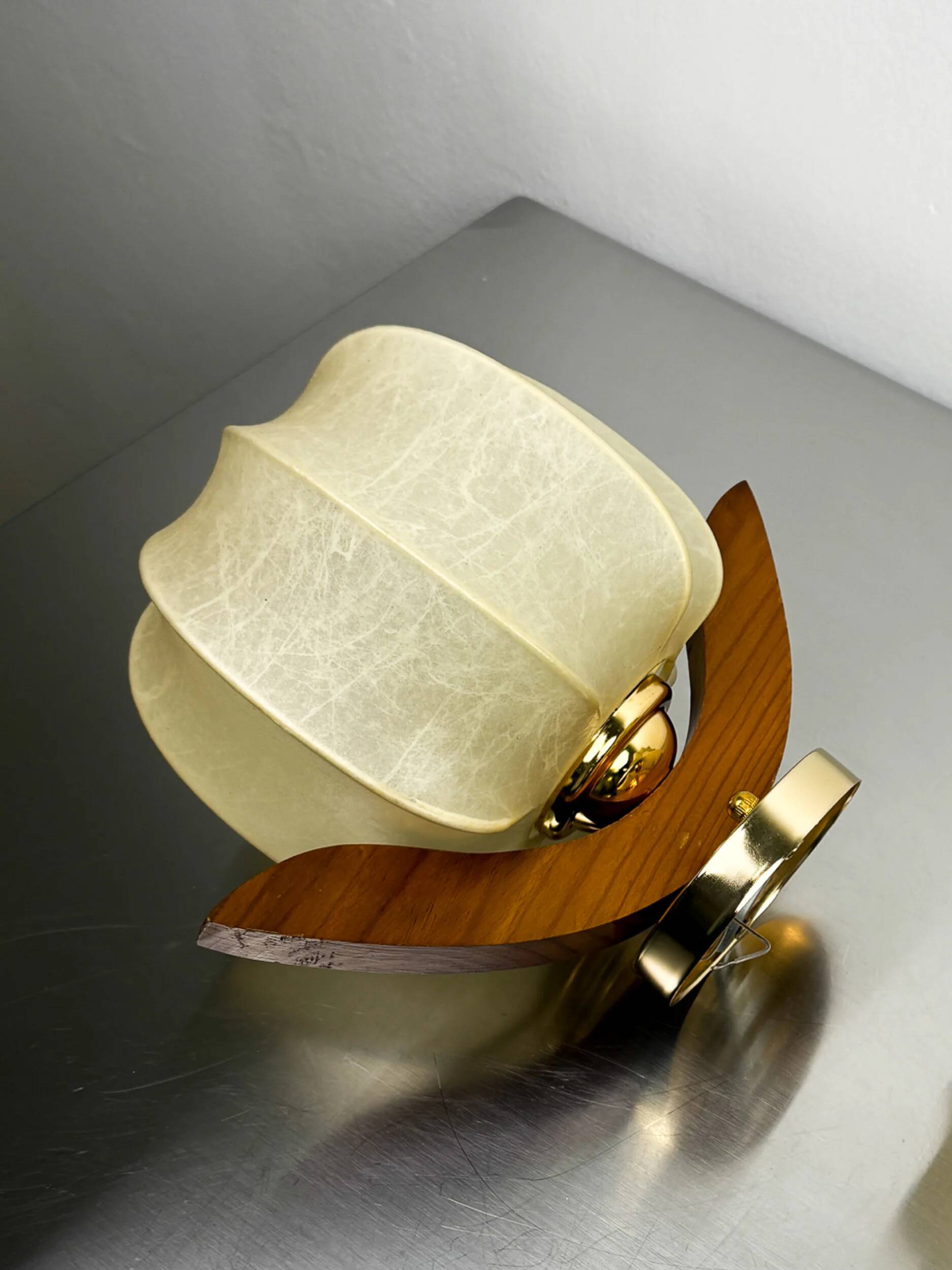 Italian "Cocoon" wall light, resin and pine wood, 1970s
