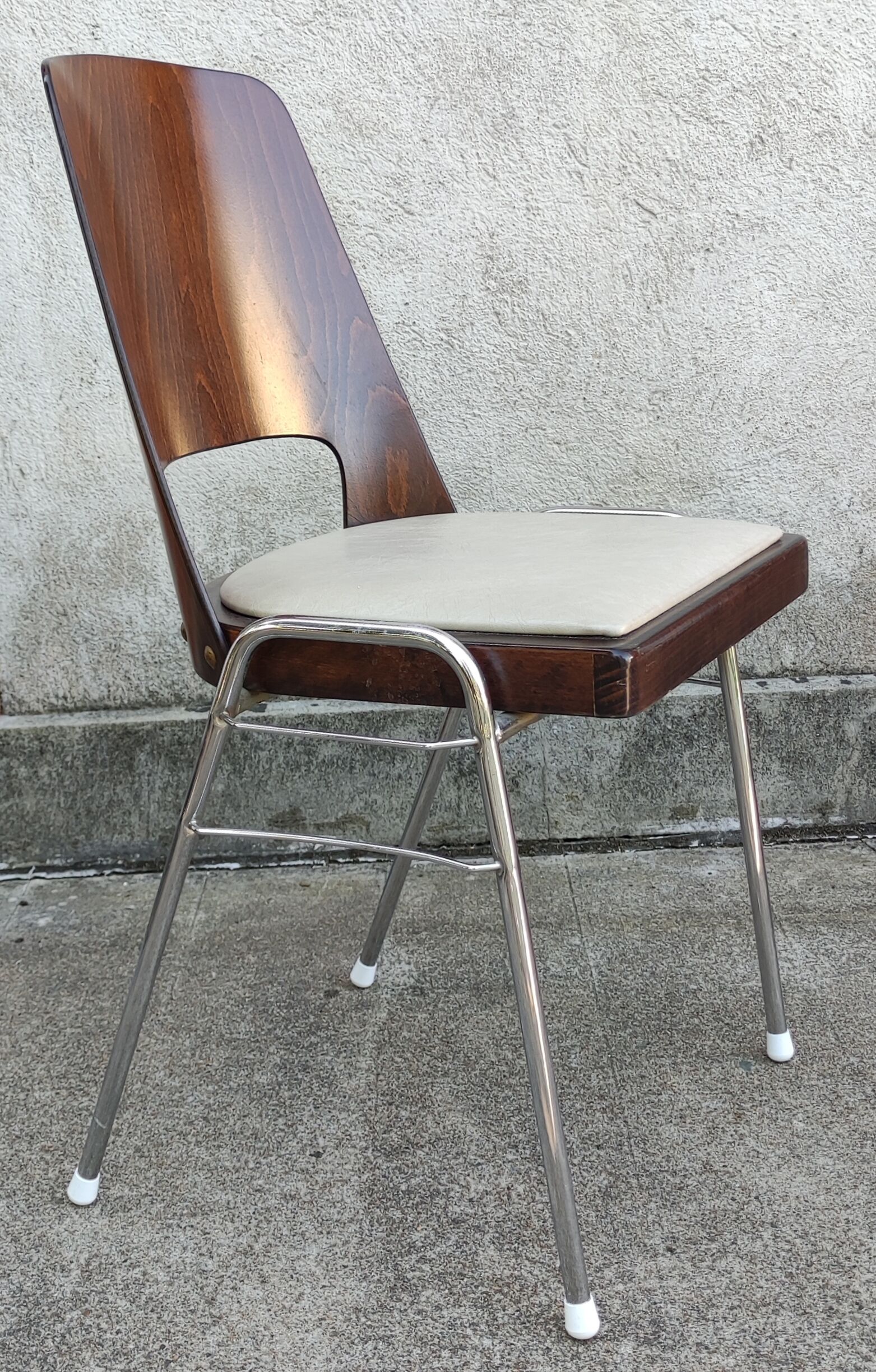 Series of 6 stackable chairs Baumann model Manhattan