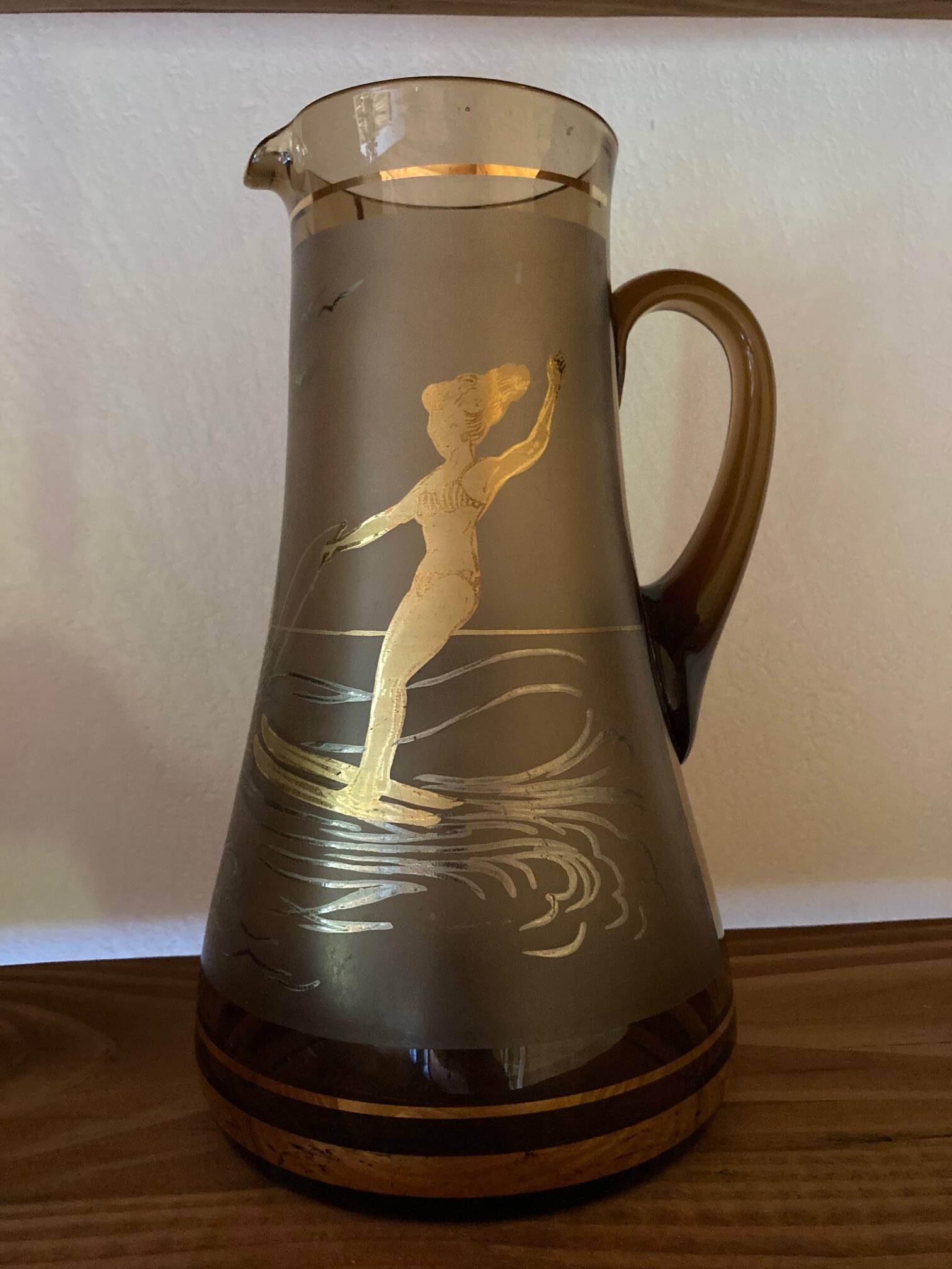 Vintage smoked glass carafe with gold from the 50s/60s, featuring a marine and water skiing design.