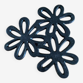 Cast iron trivet in the shape of flowers, 3 feet