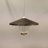 Lampe suspendue en verre avec abat-jour en métal laqué noir et base en laiton.