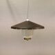 Lampe suspendue en verre avec abat-jour en métal laqué noir et base en laiton.