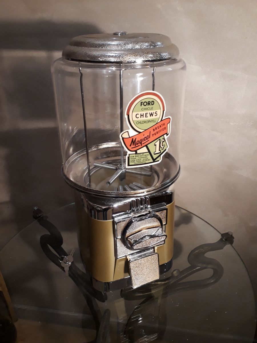 Dispenser chewing gum and candy. Vintage style, 80s globe in acrilique, close to new. Functional