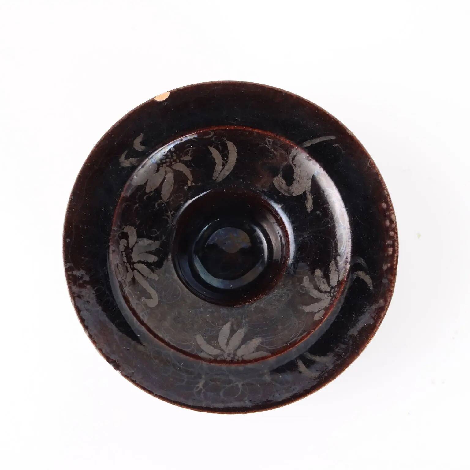 Coupe ancienne en terre cuite avec décorations argentées, XVI-XVII siècle