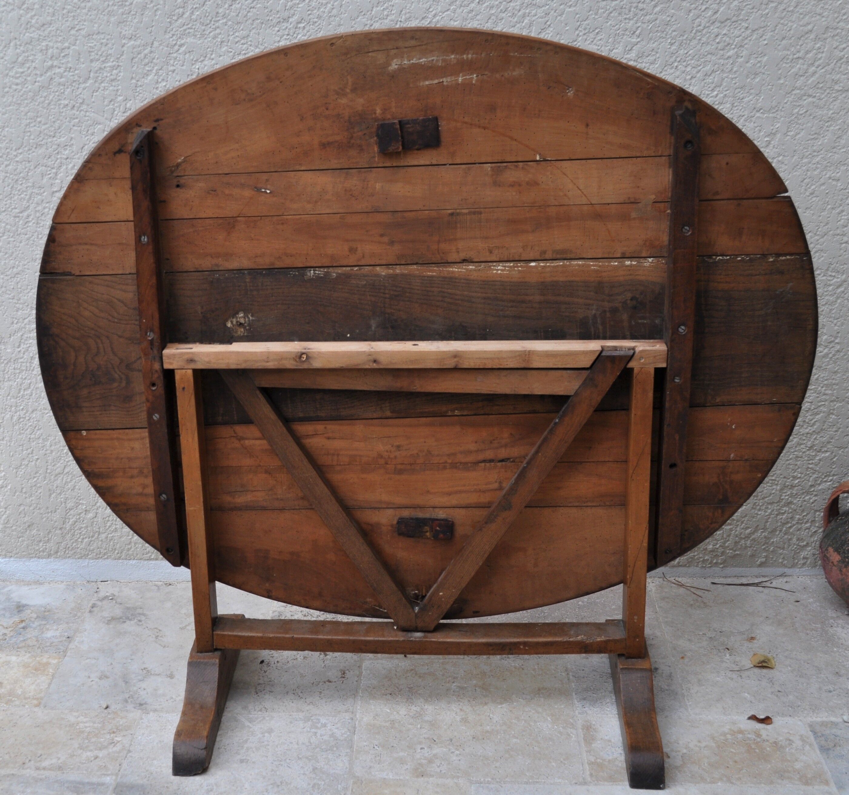 Oval table winemaker