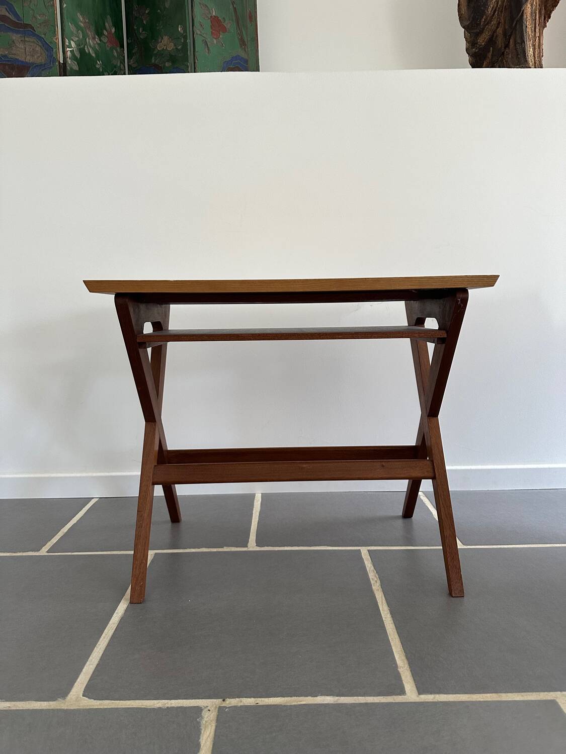 Table d’appoint moderniste bois exotique