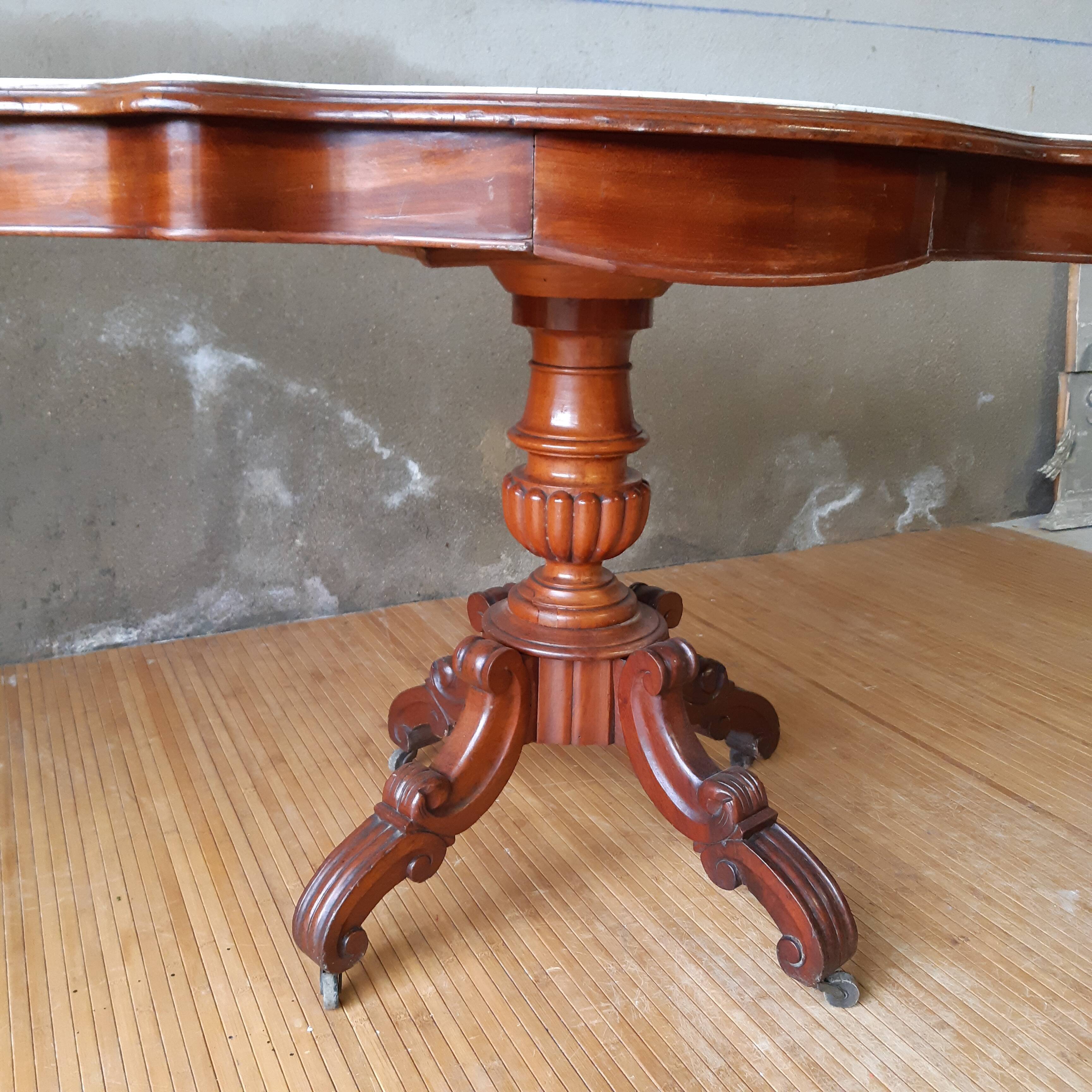 Mahogany pedestal table