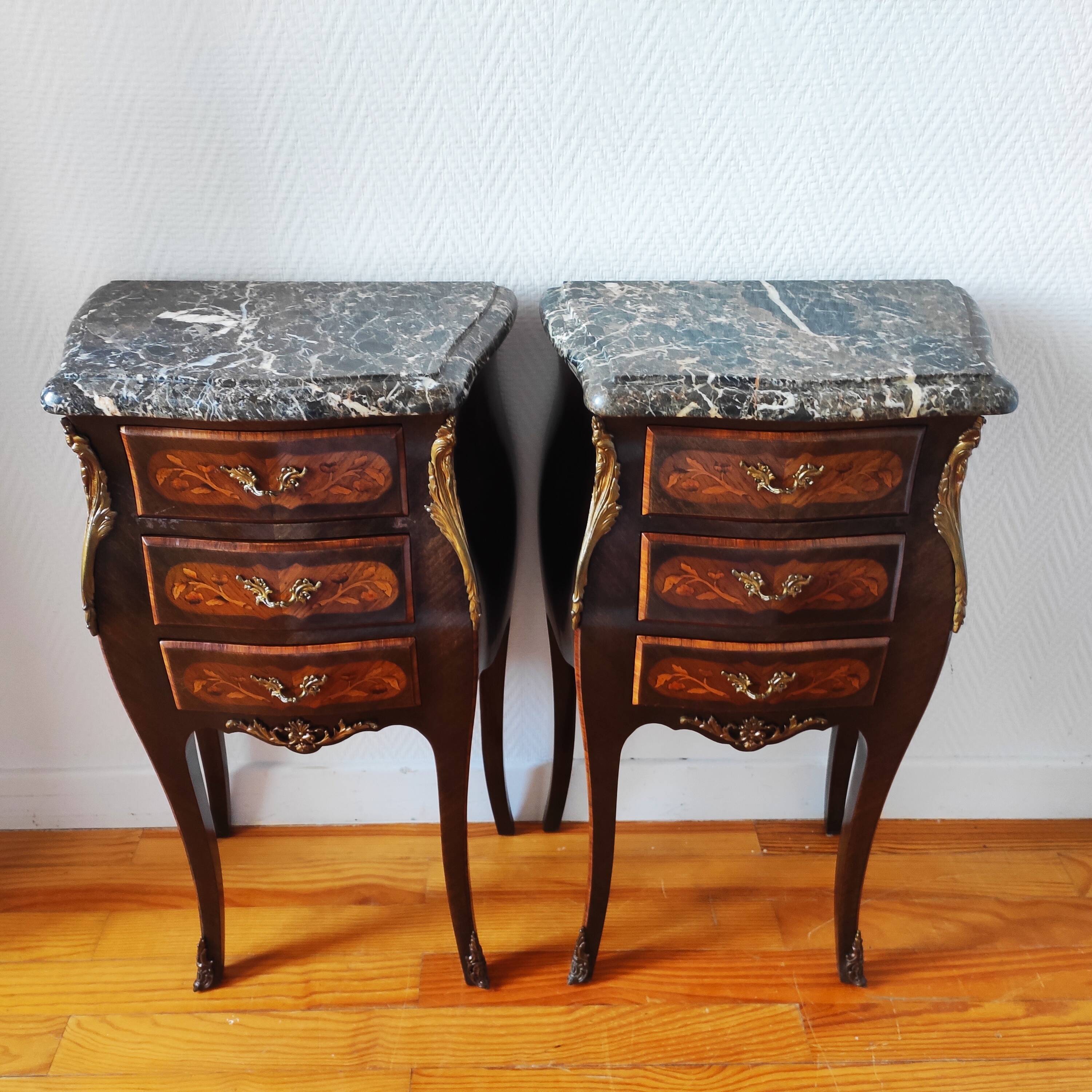 Paire de tables de chevet style Louis marbre noir