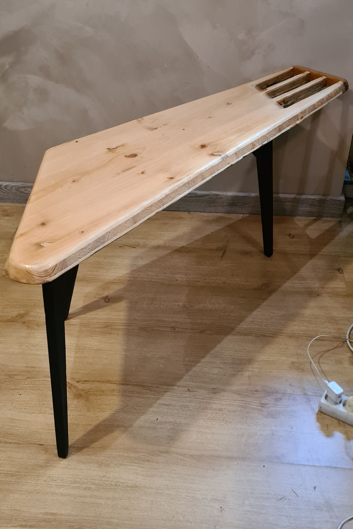 Table basse scadinave en pin massif collé non signé 100x35h 50