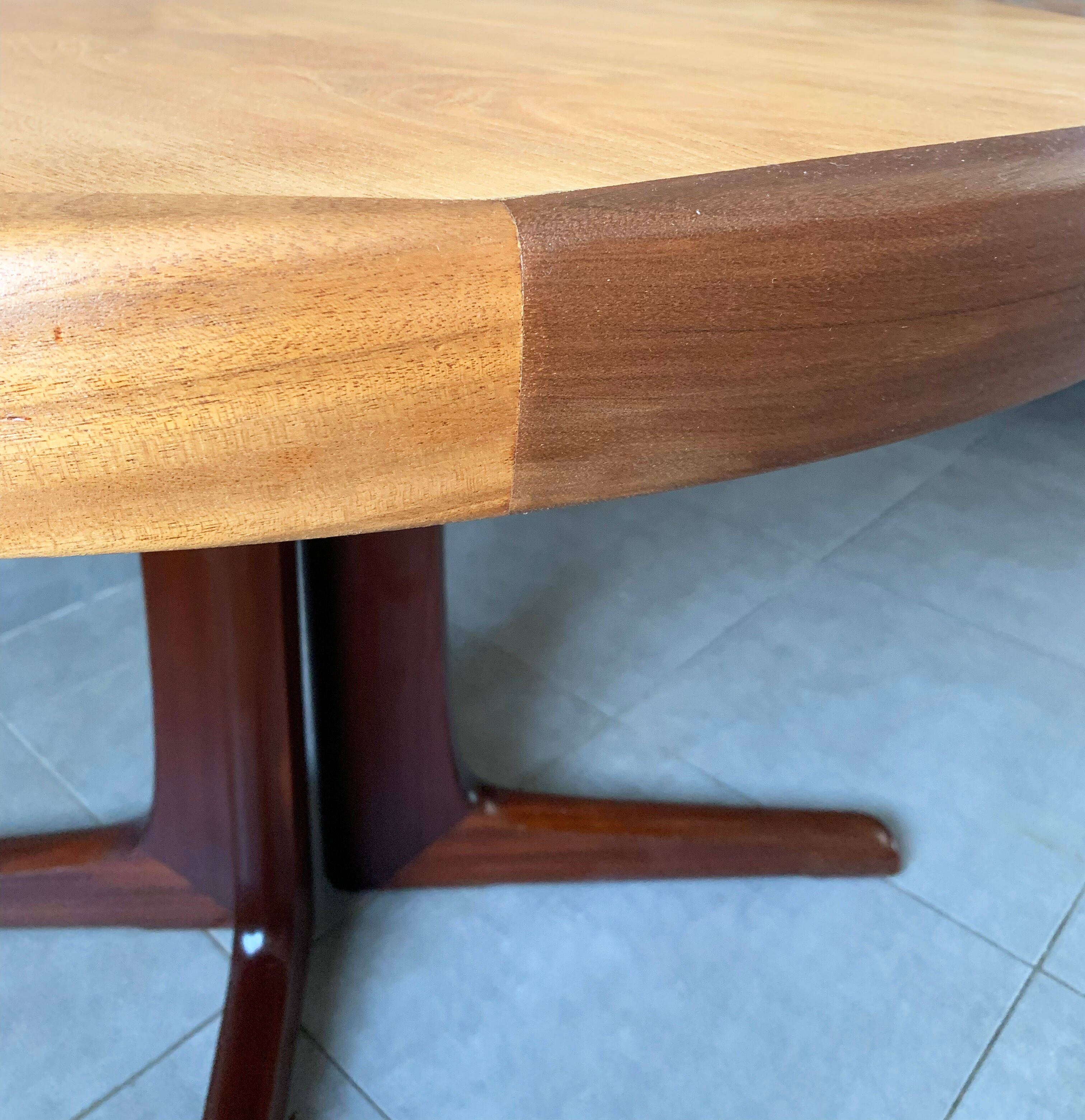 Vintage round Scandinavian table with extendable star center leg