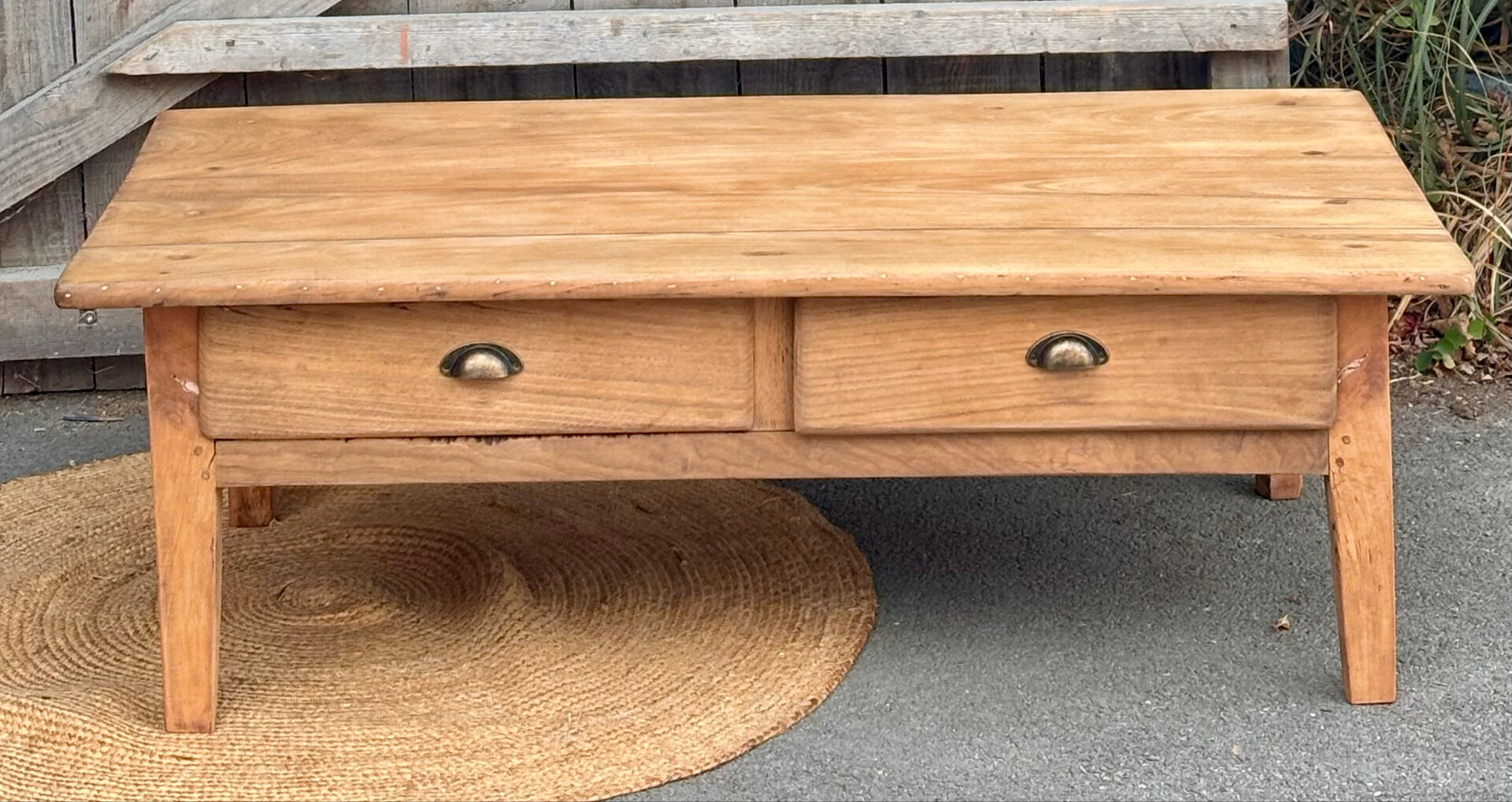 Table basse de ferme ancienne 2 tiroirs en bois massif brut 