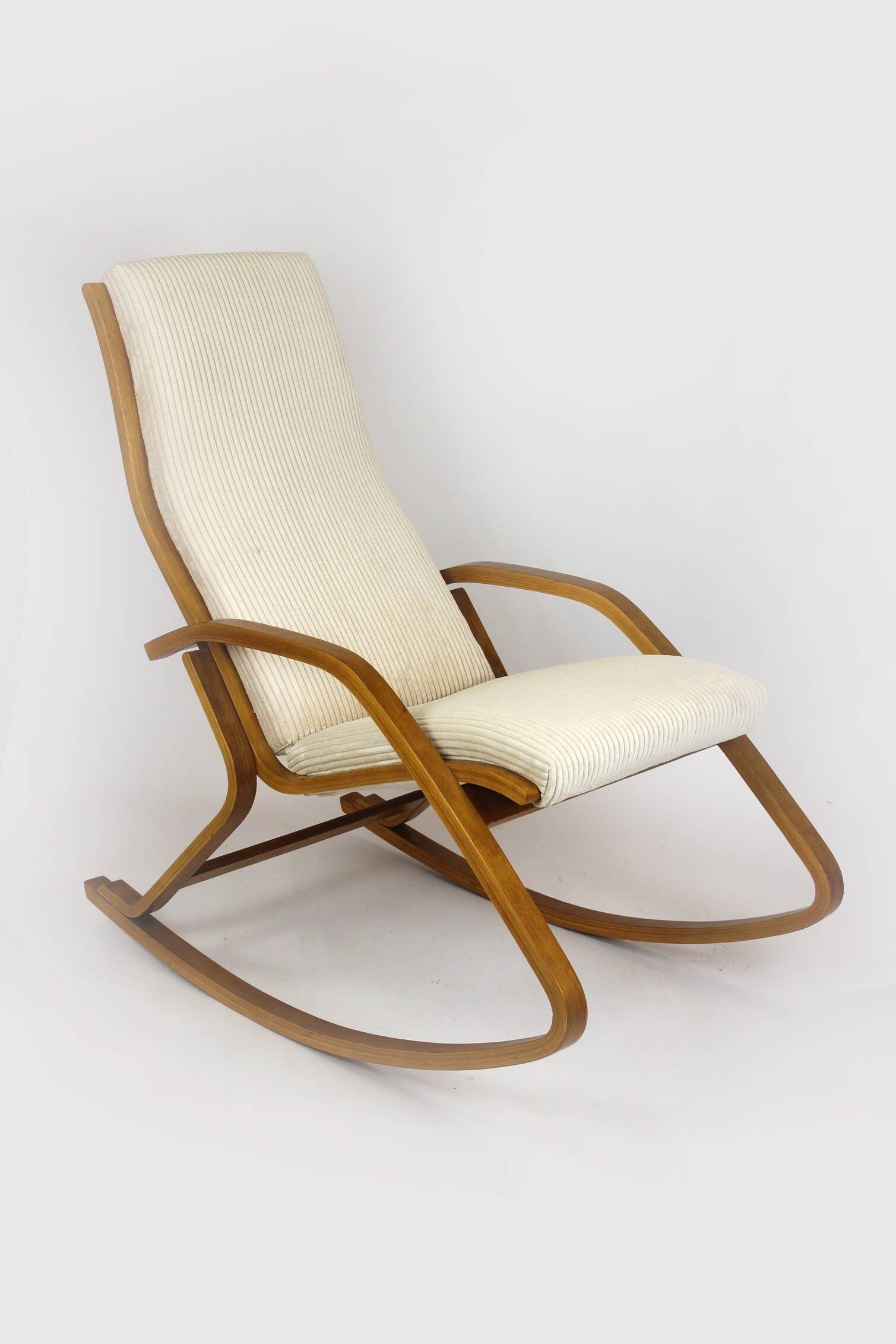 Fauteuil à bascule en contreplaqué restauré du milieu du siècle par L. Volak pour Drevopodnik Holesov, années 1960