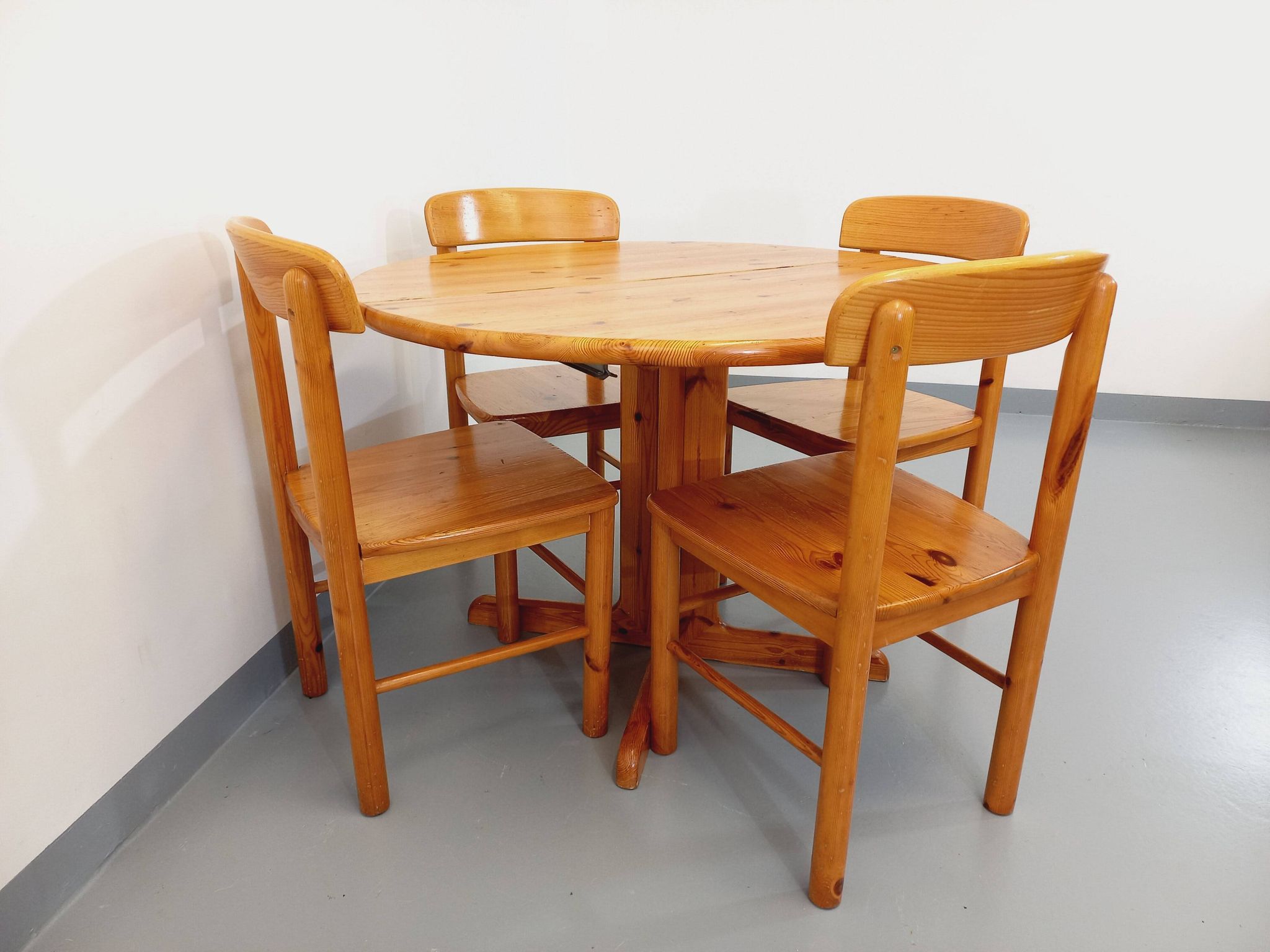 Suite of a round table with extension and 4 vintage pine chairs from the 60s and 70s
